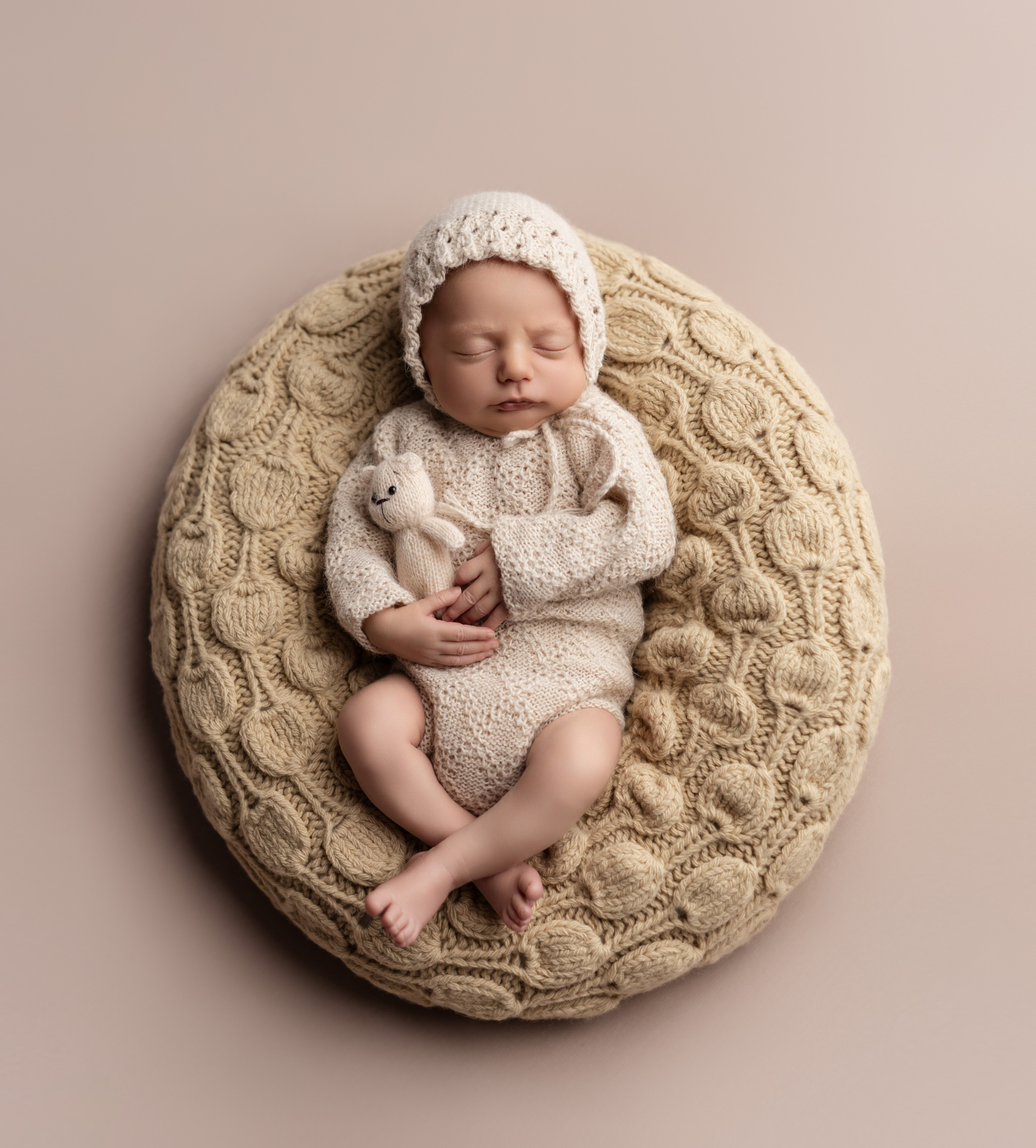 Newborn Classic. Newborn, kids, family photographer based near Zurich, Switzerland