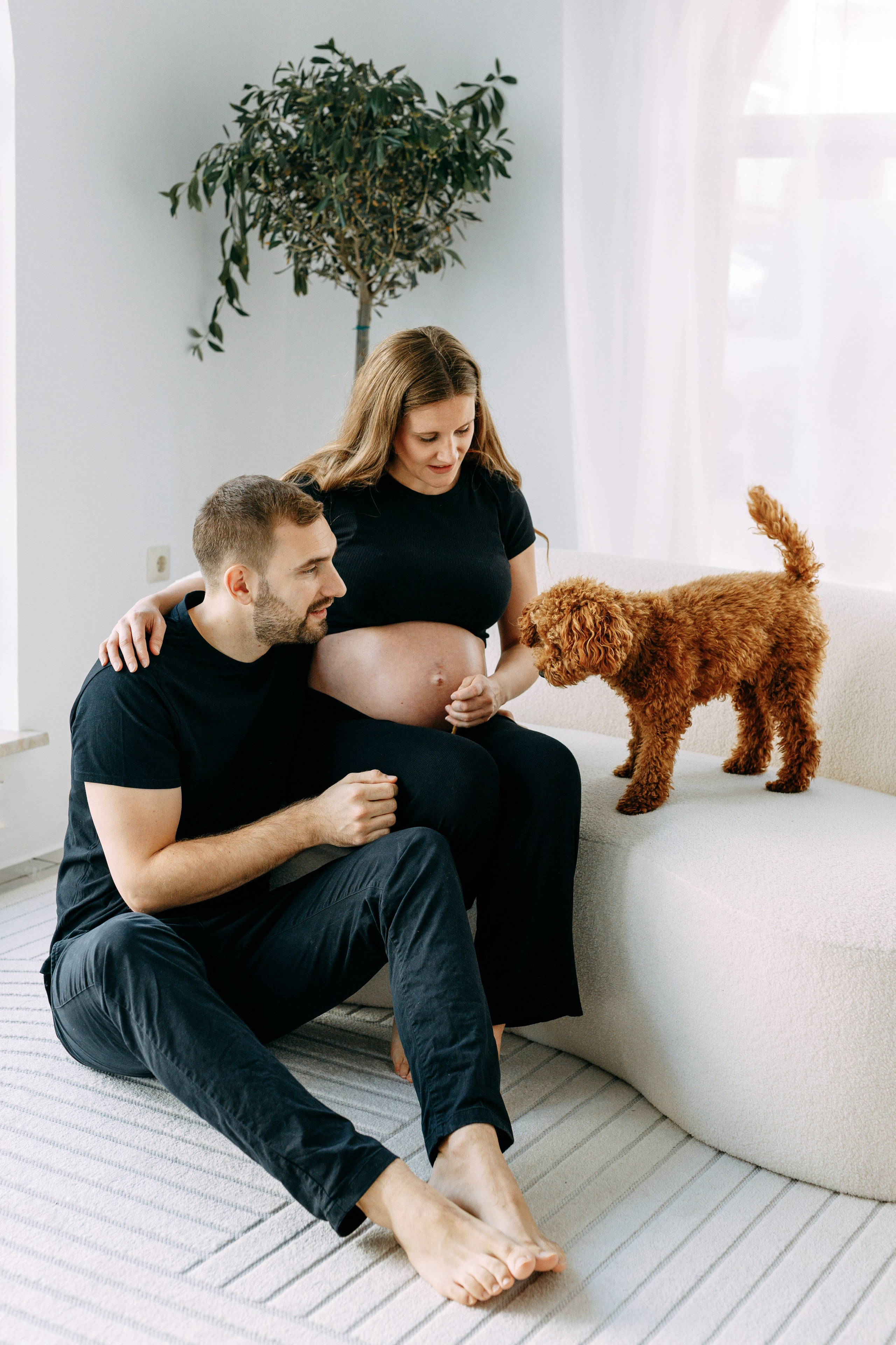 Babybauch-Shooting in Münsingen mit Hund 🐾. Professionele fotografin in Münsingen Olesia Wegele