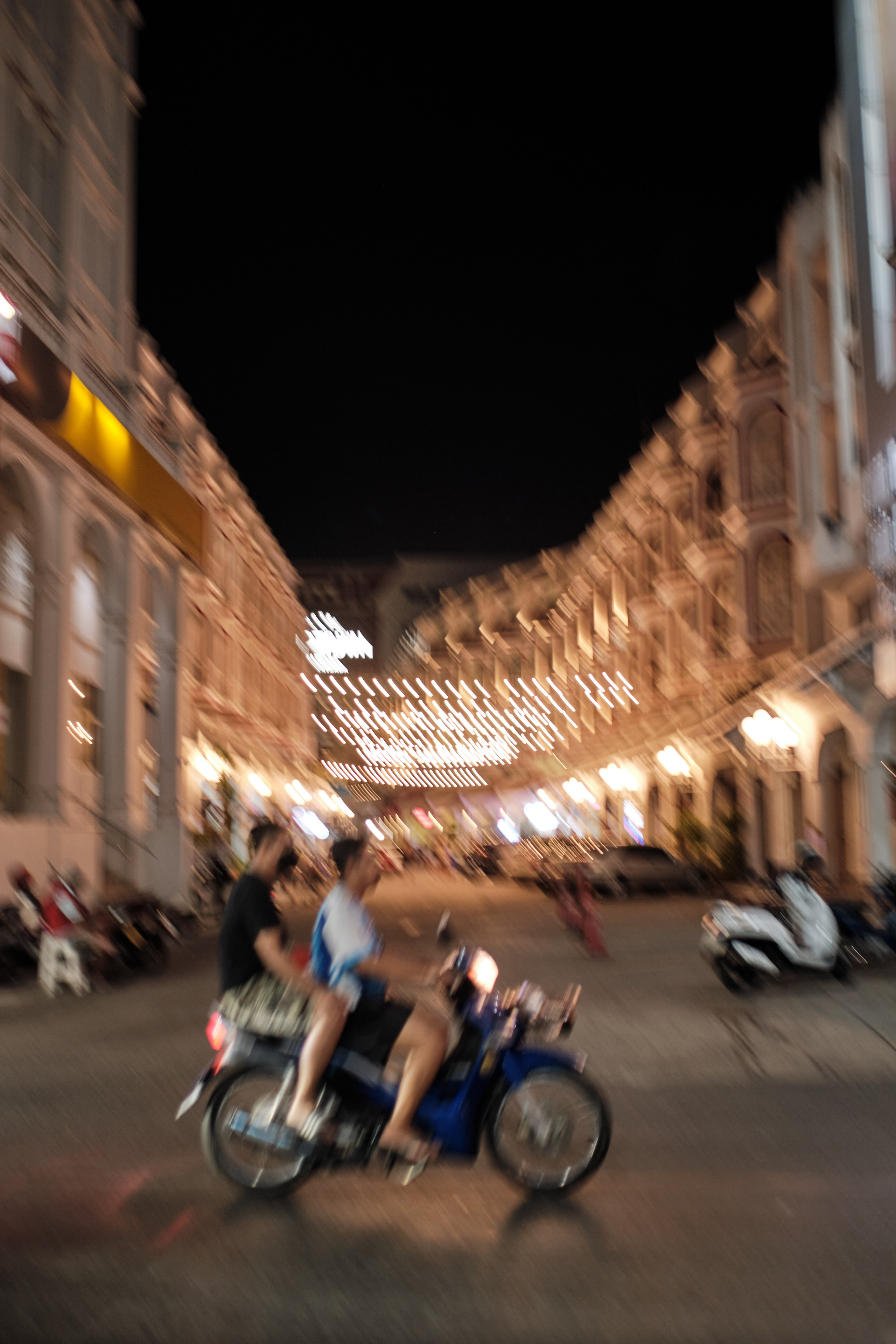 Phuket streets. New year. Portrait photographer Alena Novgorodtseva