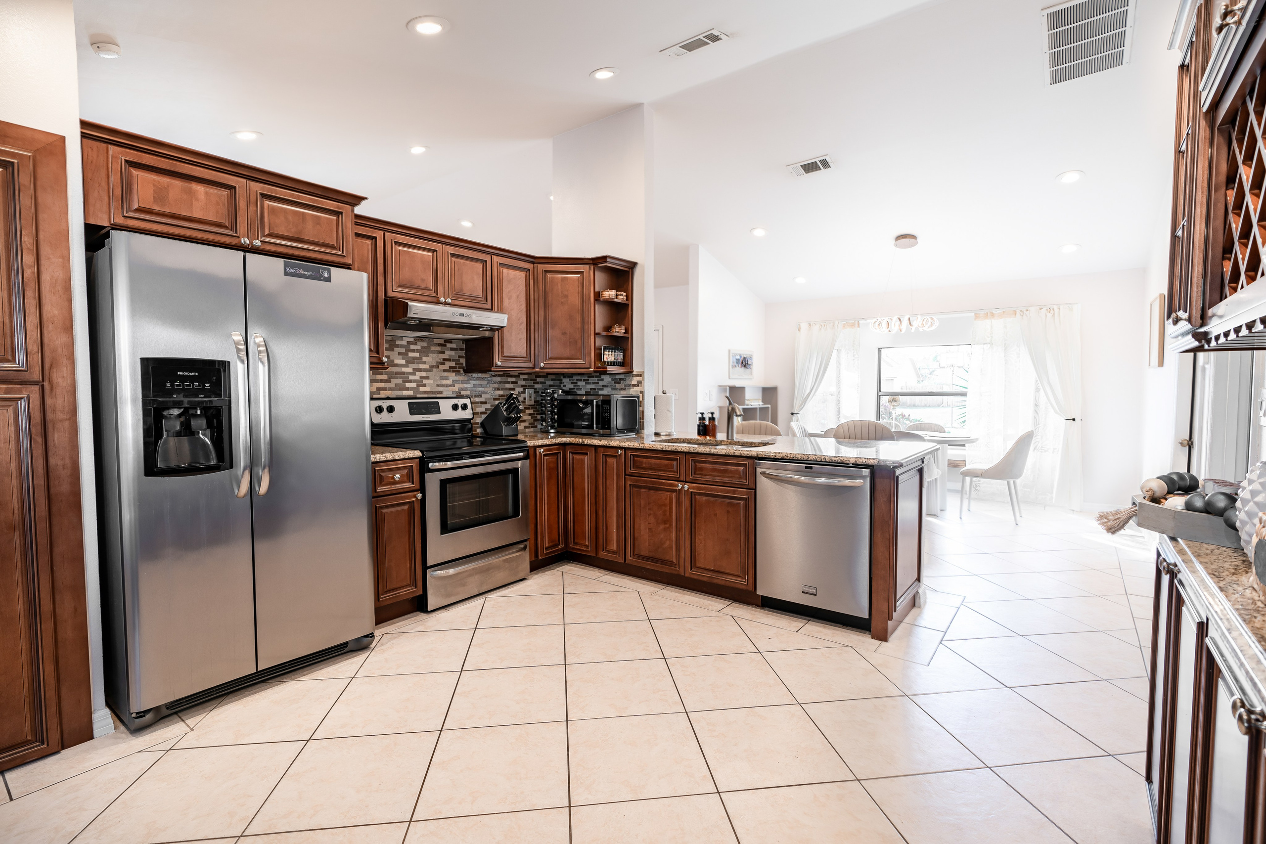 The house is for Rent AirBNB: https://ru.airbnb.com/rooms/1023445326769536774?_set_bev_on_new_domain=1702356155_MDFhNDI0ZDdjMDhj&source_impression_id=p3_1702356155_K3LTjNJeF83QUyI0