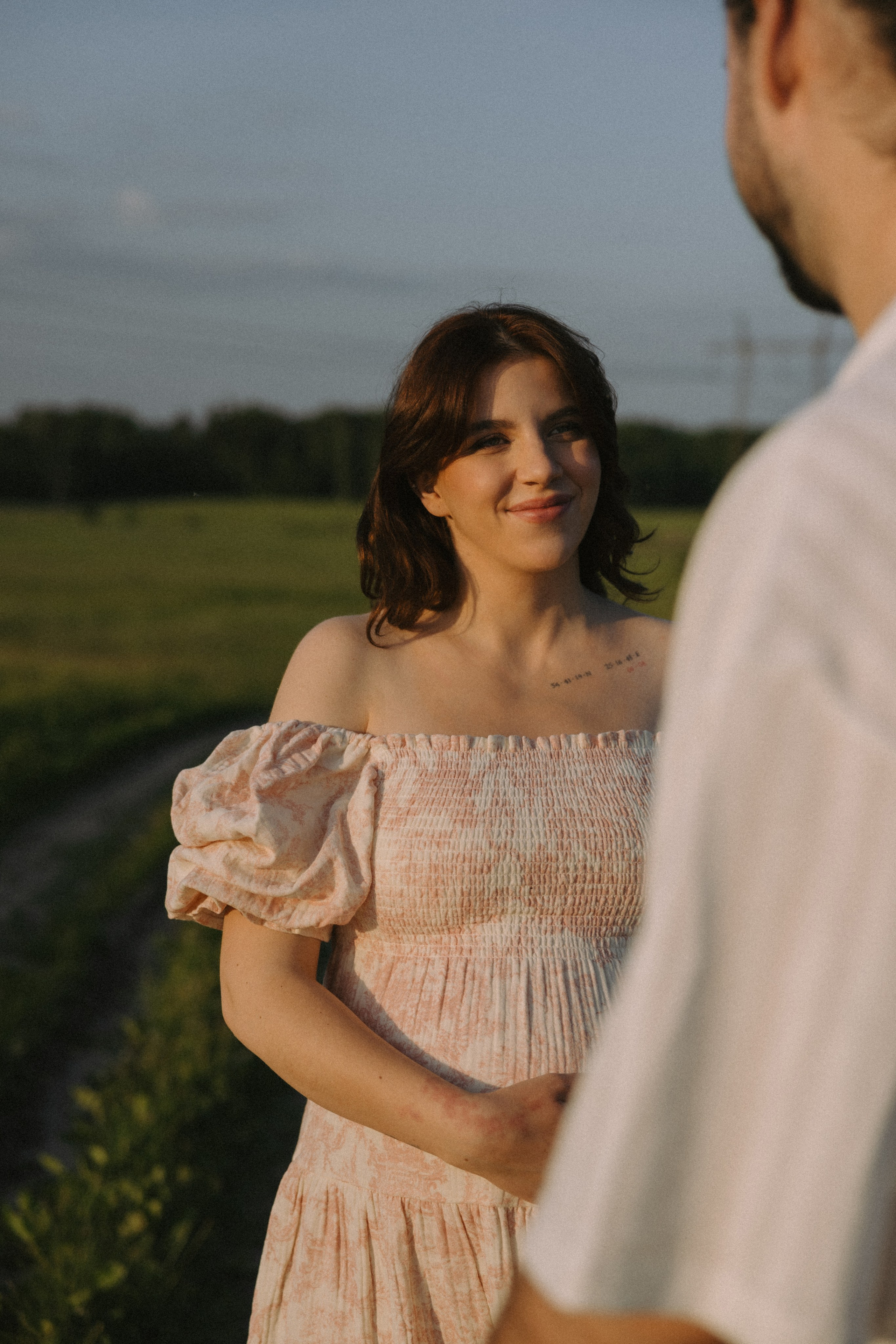 Lera & Maksim | laukimo fotosesija pievoje saulei besileidžiant. Vestuvių ir šeimų fotografė Lena Bondarenko / belove photo