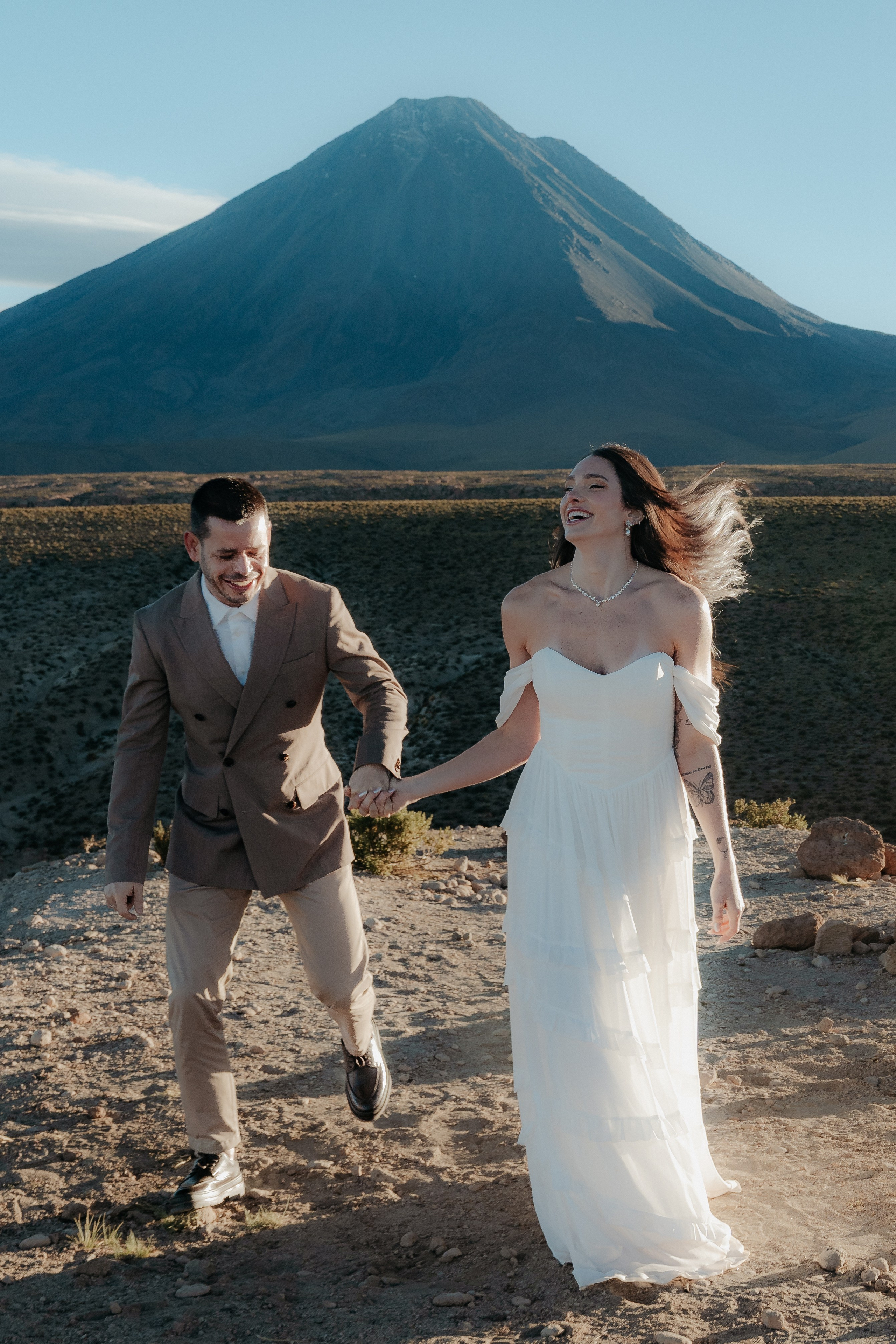 Pre-wedding no mirante do vulcão Licancabur. Photographer in San Pedro de Atacama
