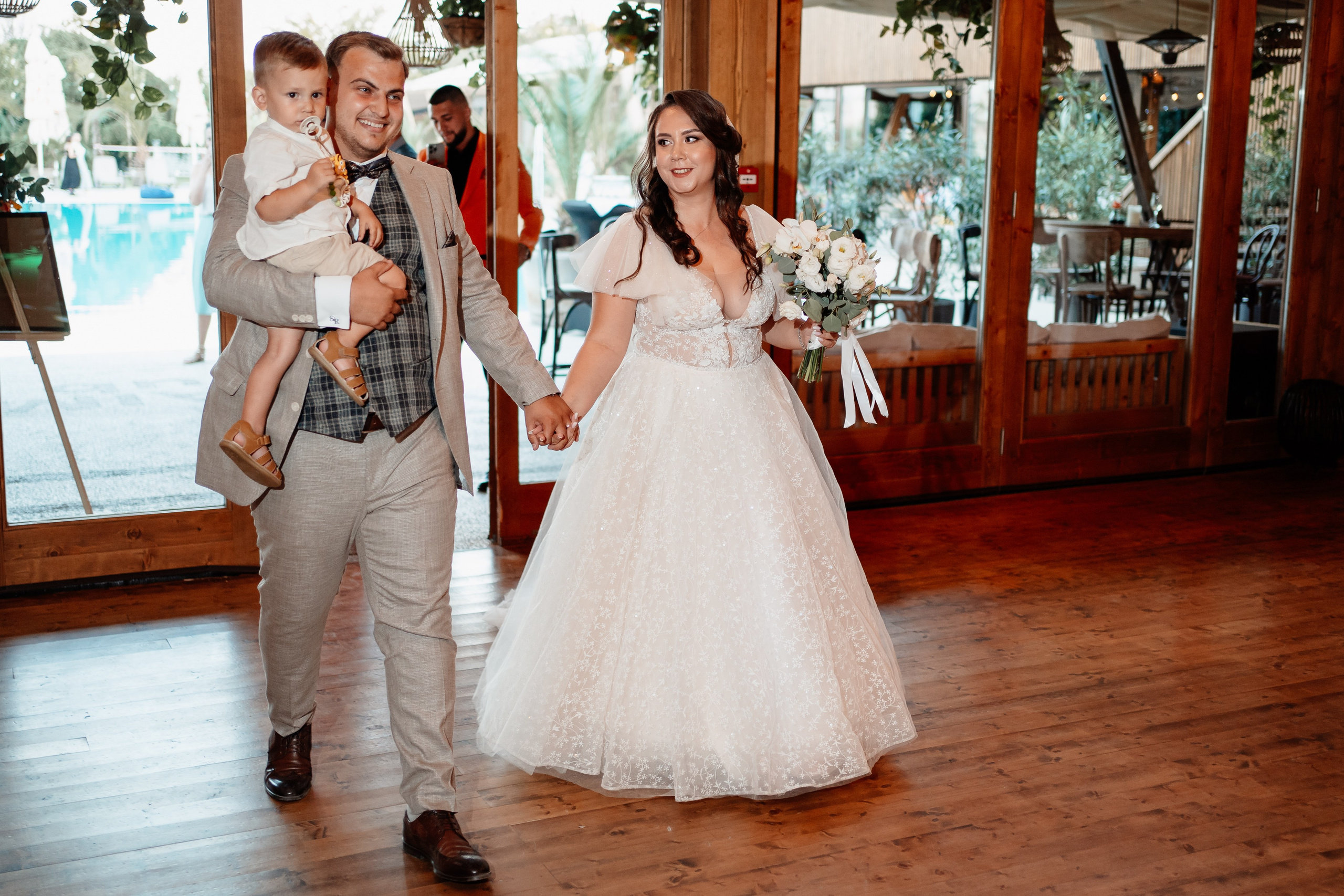 Moment emoționant între miri în ziua nunții, surprins într-un cadru natural și romantic, la Daimon Events. Fotografie de nuntă profesională, editată artistic pentru a evidenția emoția și eleganța evenimentului.