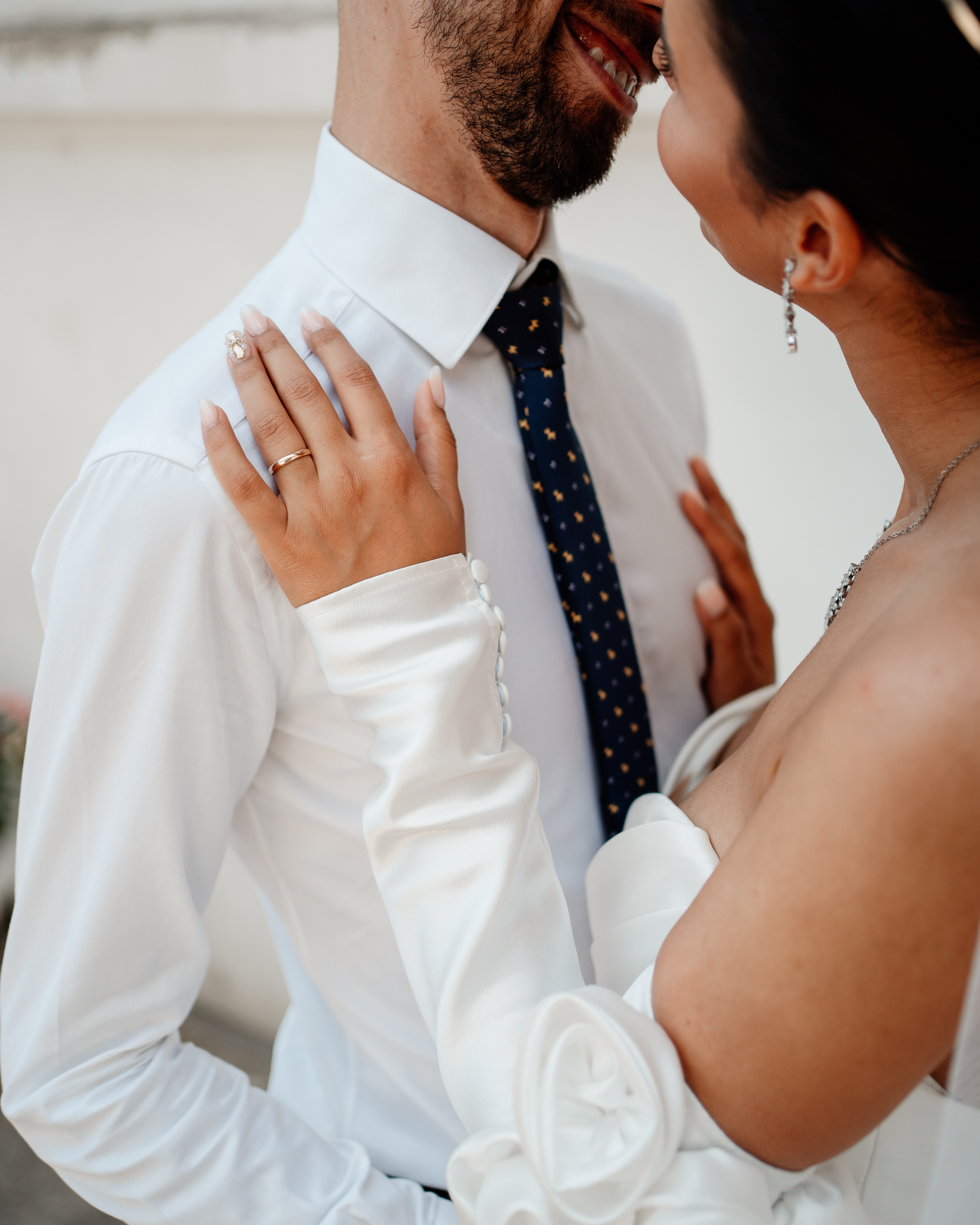 Moment emoționant între miri în ziua nunții, surprins într-un cadru natural și romantic, in Bucuresti. Fotografie de nuntă profesională, editată artistic pentru a evidenția emoția și eleganța evenimentului.