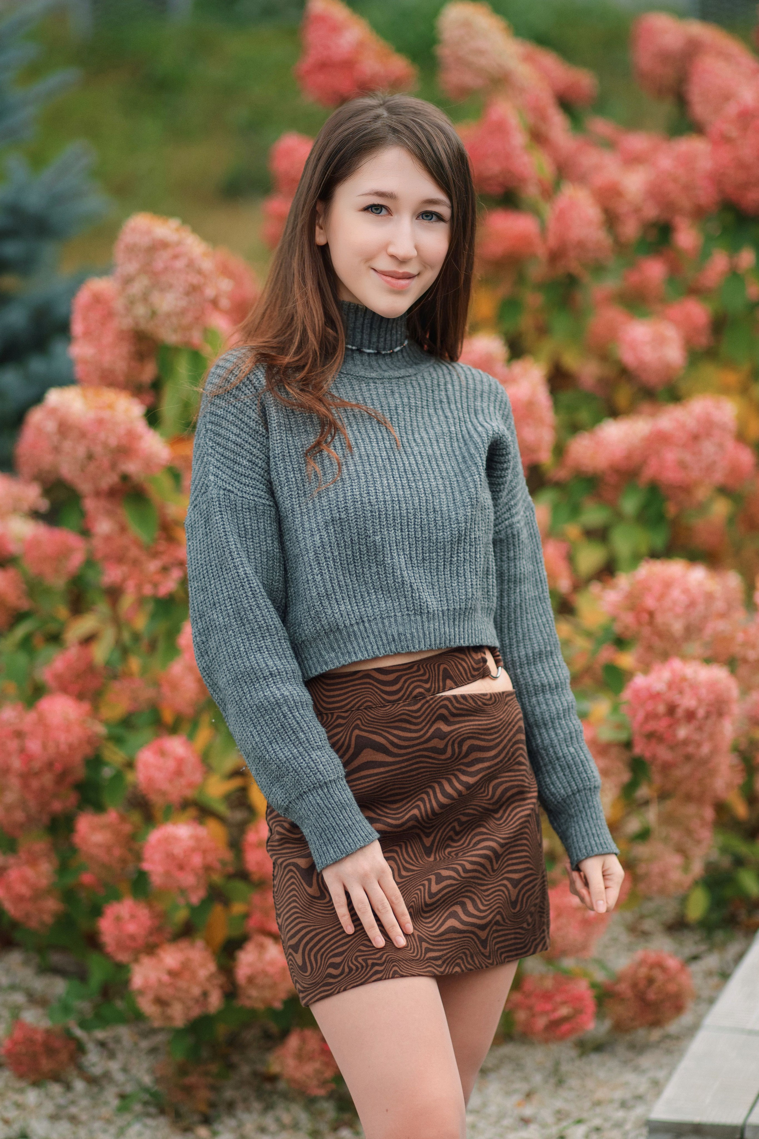 Girls | red wall. Photographer Inna Kalmykova