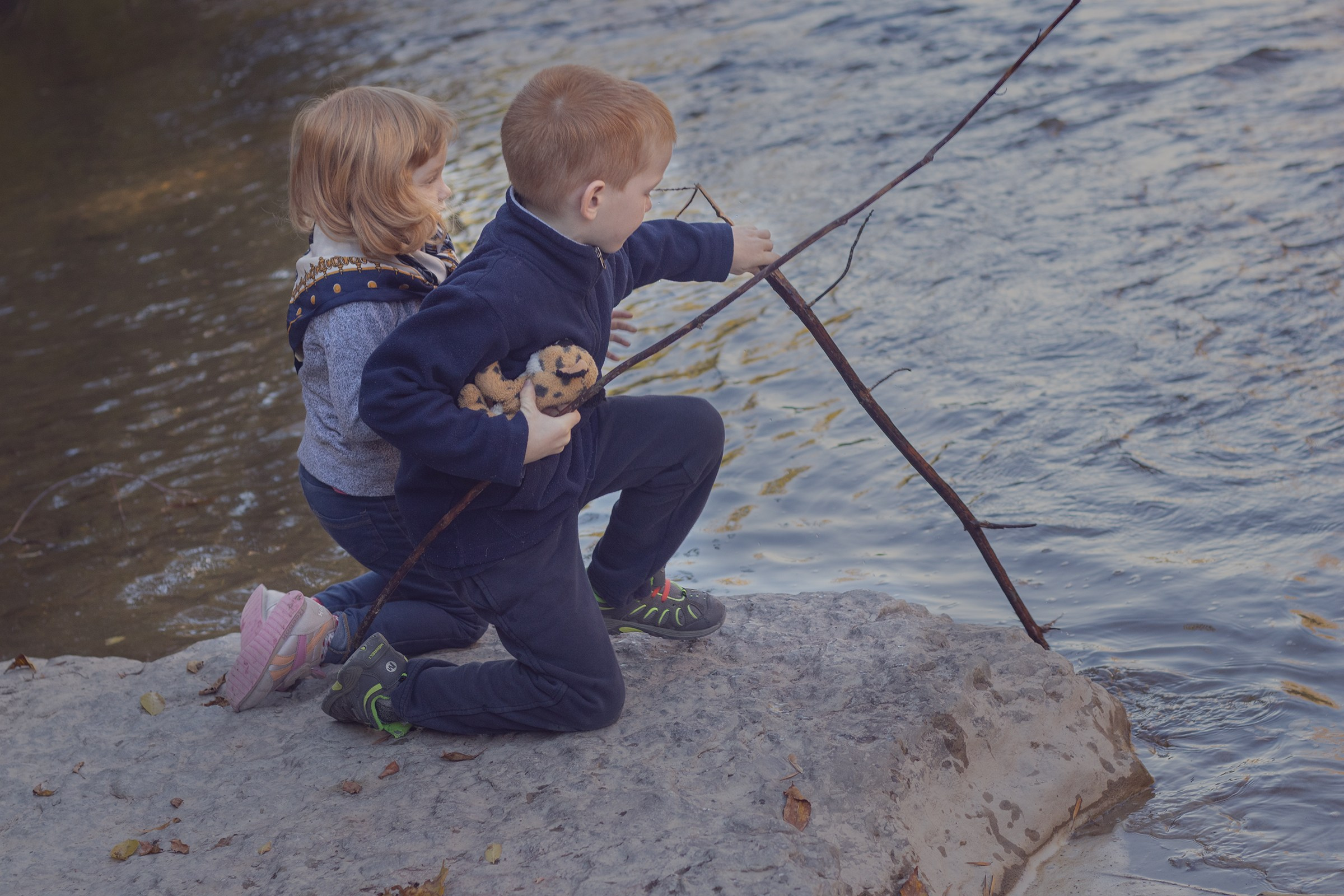 Outdoor photo session with kids. Pretty river, Ontario. Toronto Portrait Photographer Lena Lac
