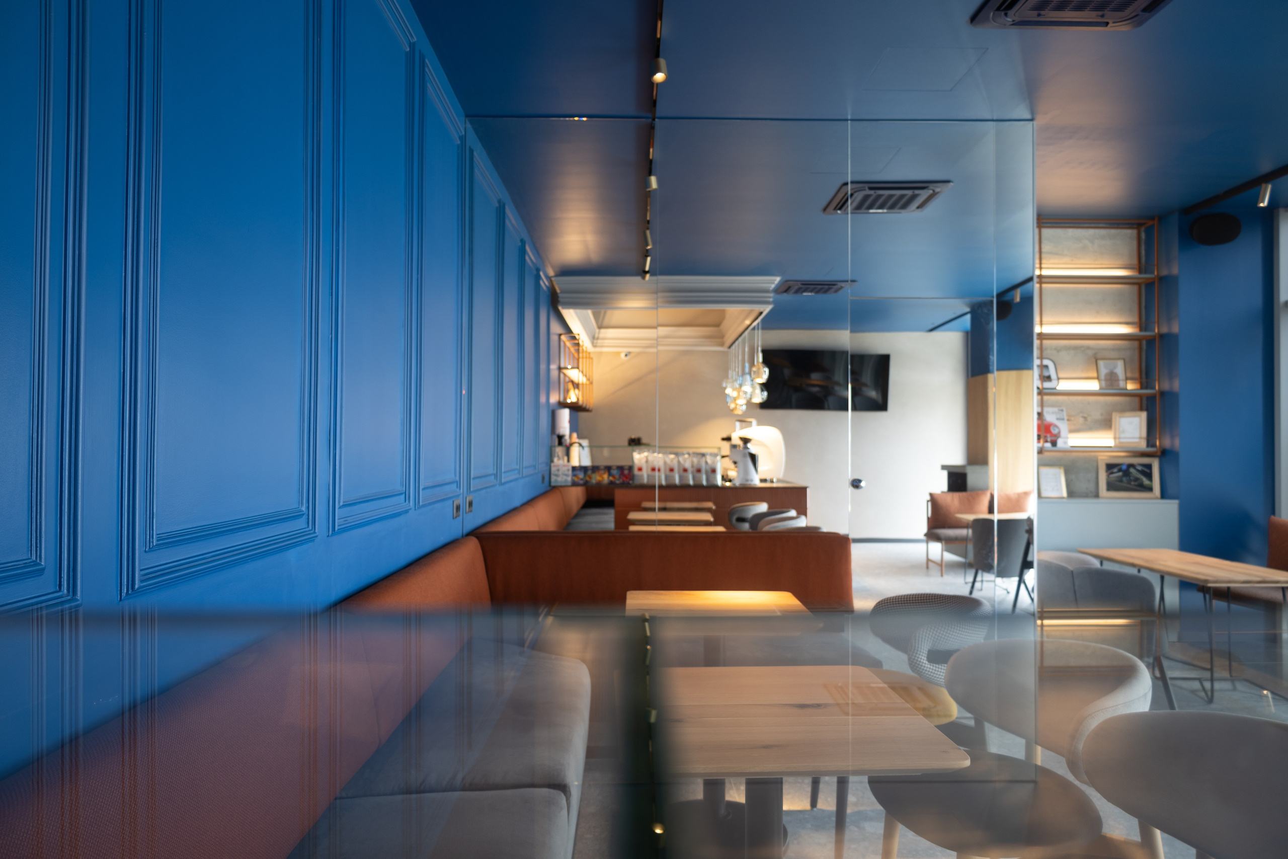 Cafenea “Monte Carlo” Buhuși. Fotograf. Lucrez cu oameni, produse și spații. Portret și fotografie creativă. Bacău, România. Lidia Savinoiu