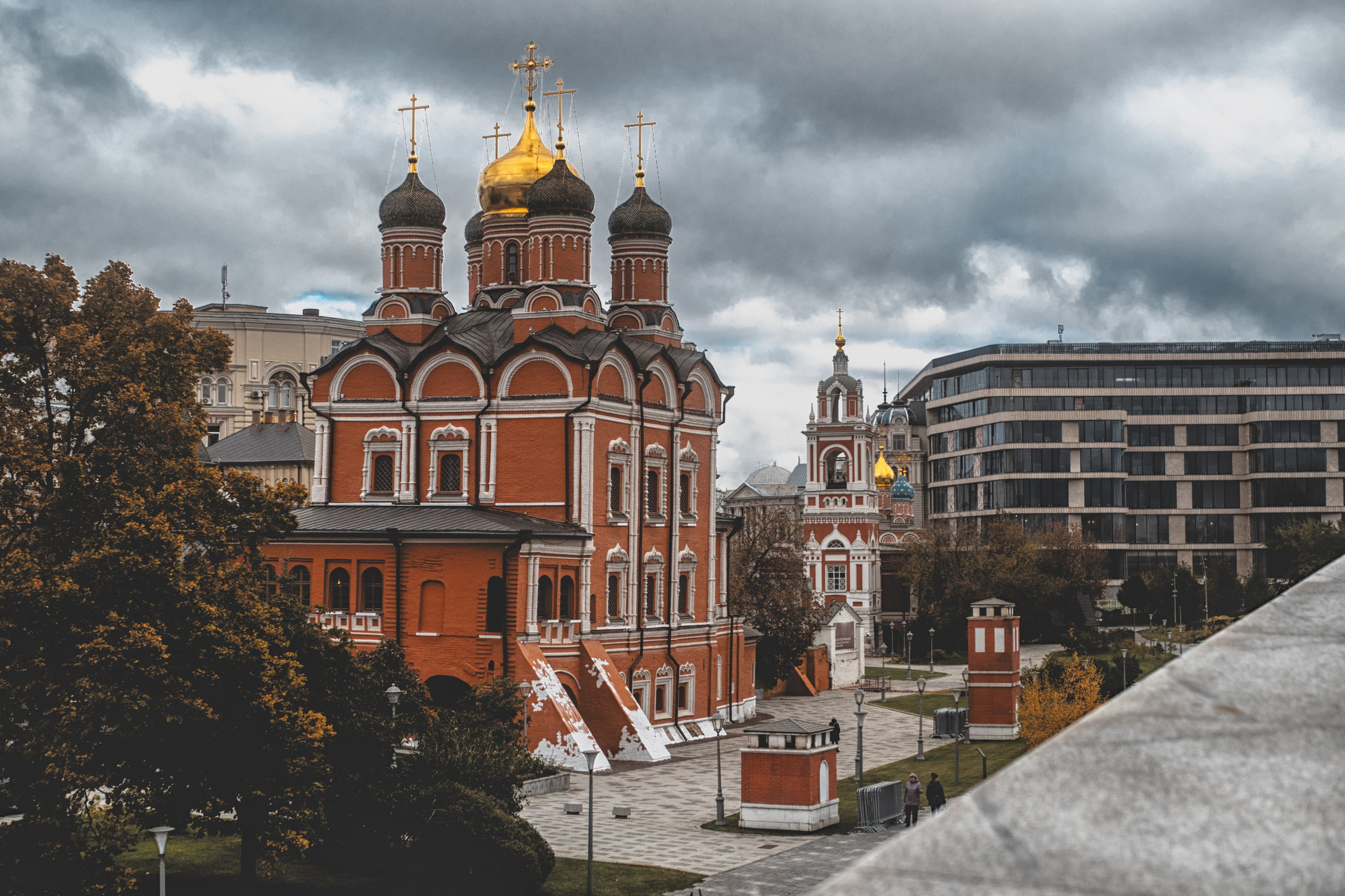 Moscou, une promenade vers Parc « Zaryadye » longeant Moskva-Reka. Photographe sur Cote d’Azur. Portraits de familles, couples, enfants, événements