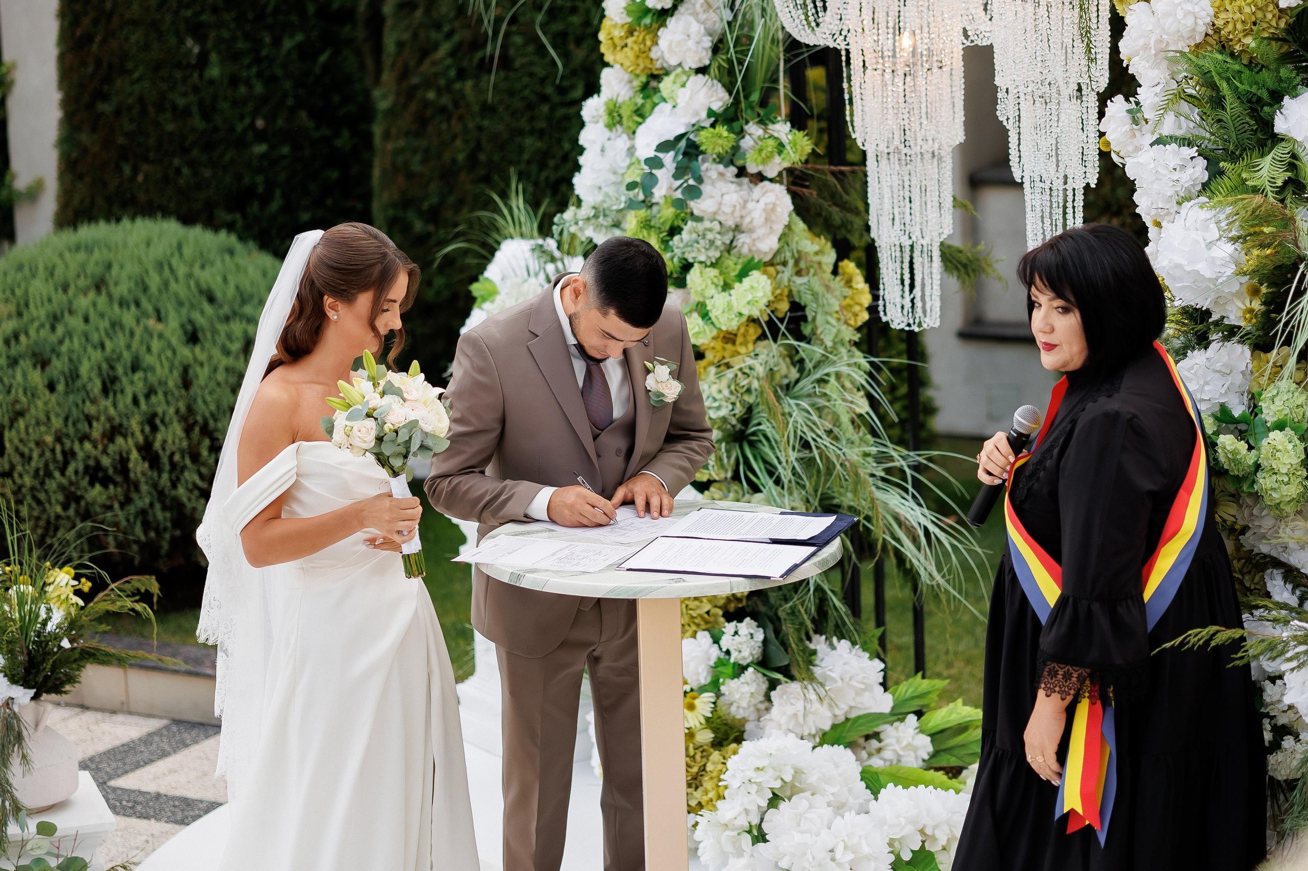 Eugen & Livia — Grand Elysee — Wedding Day. Servicii Foto și Video 067188353