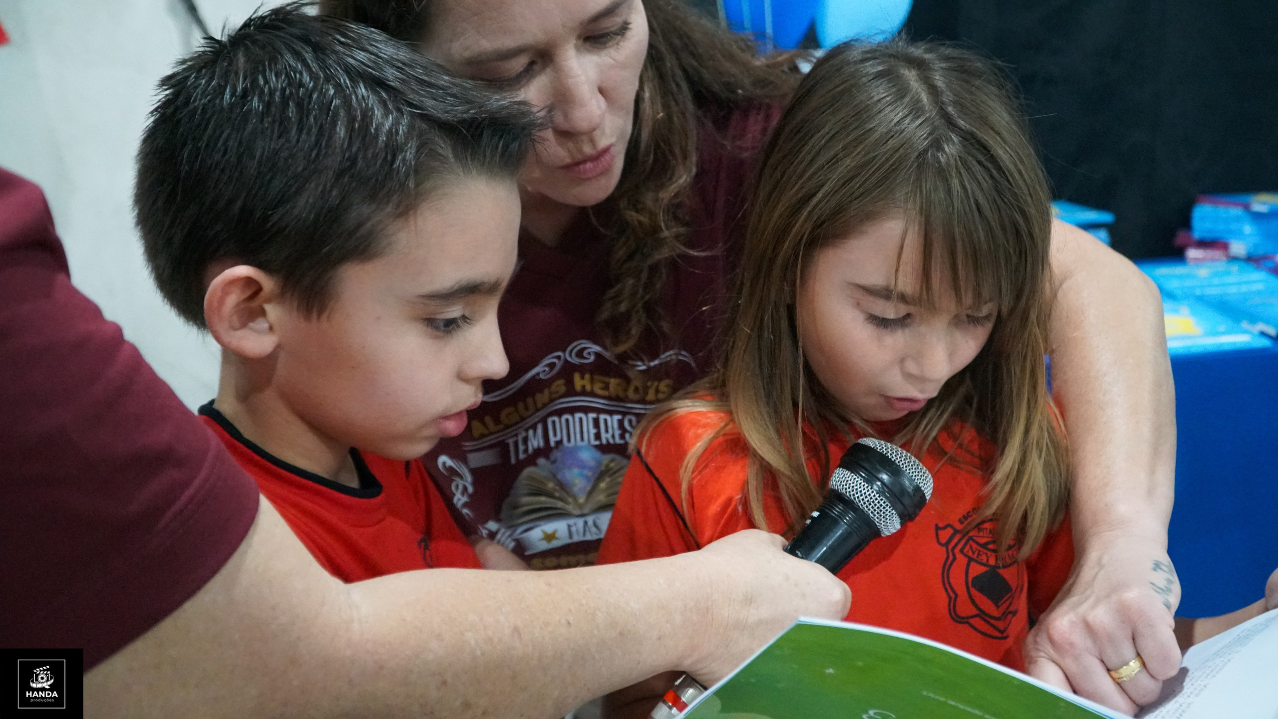 Noite autógrafos colégio Aurélio Buarque de Holanda. Handa Produções