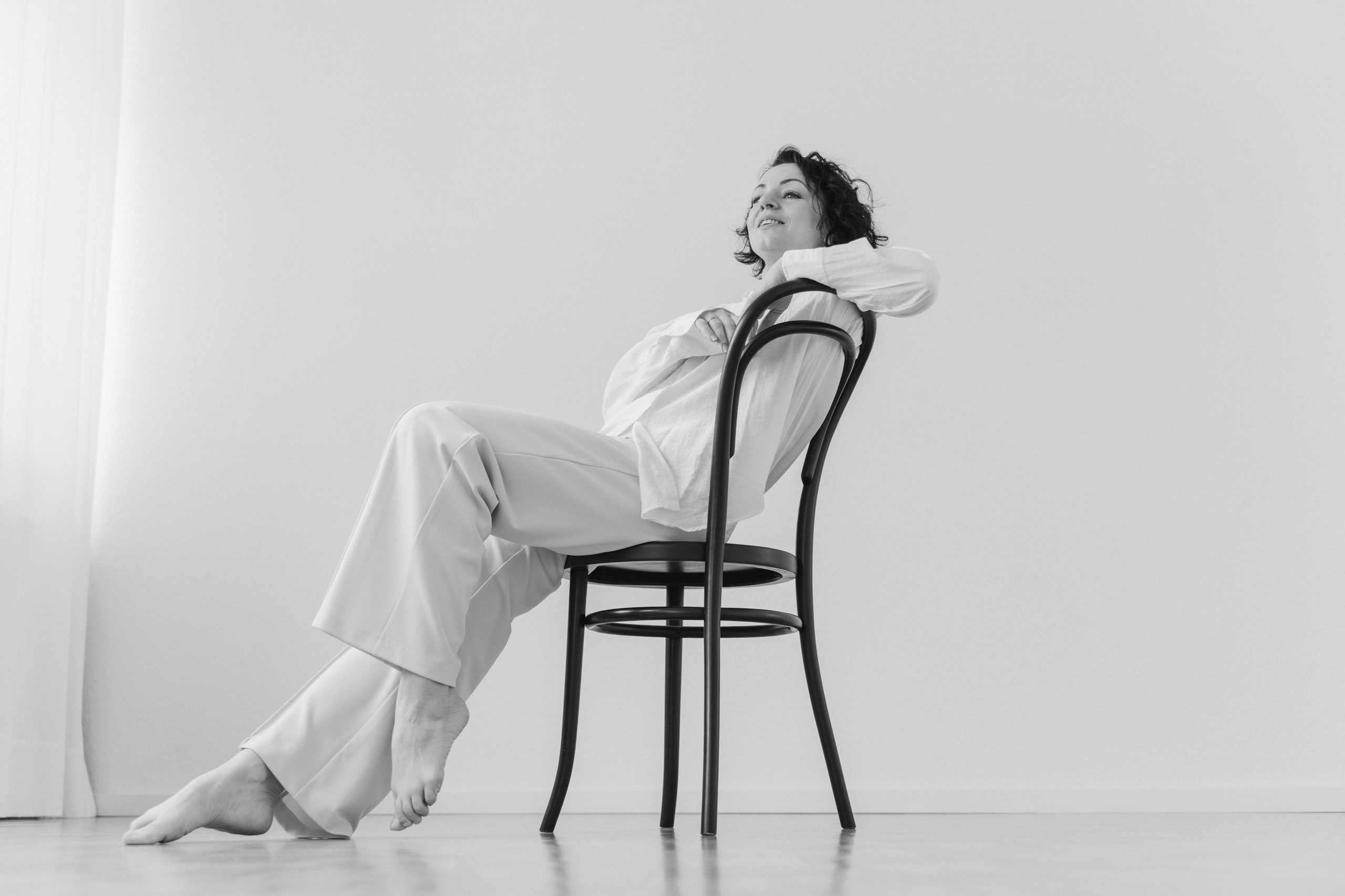 Fotoshooting im Studio mit weißem Licht. Schwarz-weiß Fotografie in Münster. Fotografin Viktoria Roschen