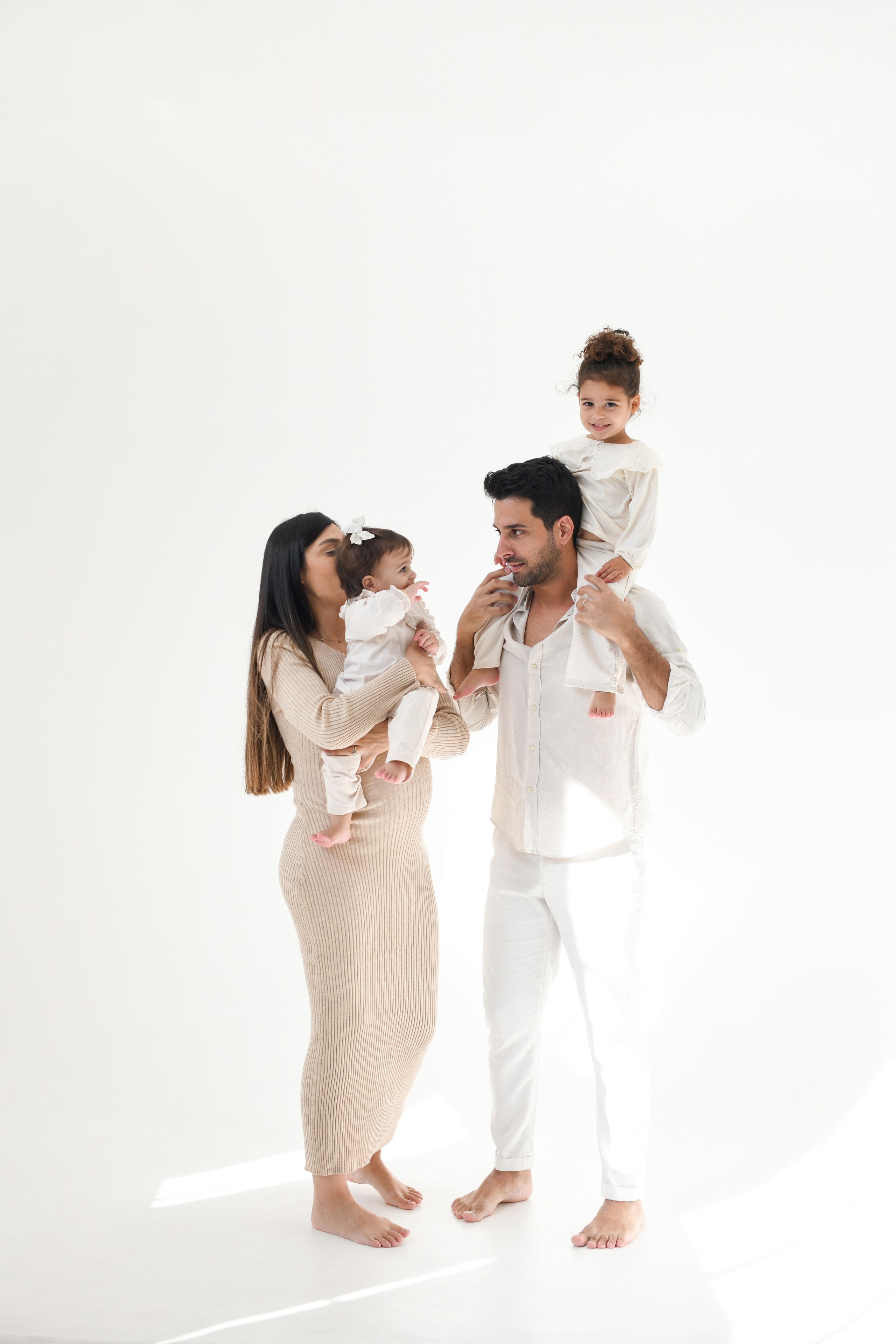 Eliya's family. צלמת ולדה