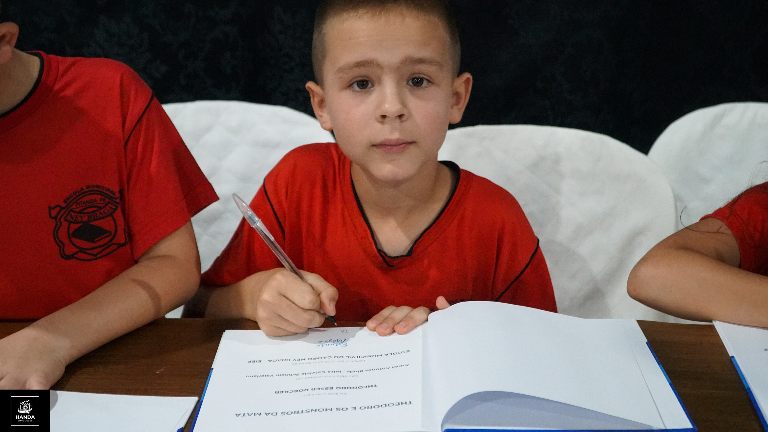 Noite autógrafos colégio Aurélio Buarque de Holanda. Handa Produções