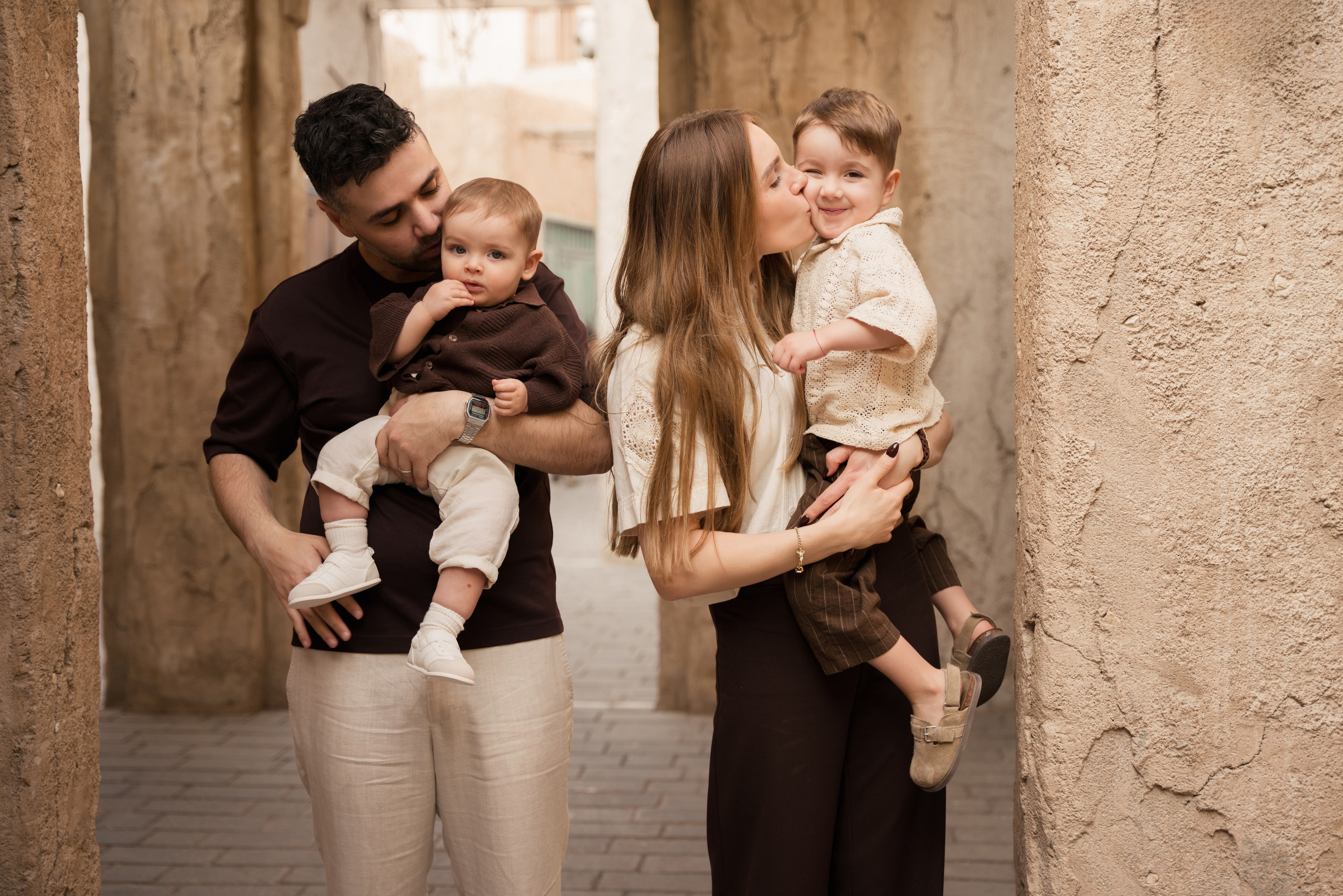 Old Town walk. Angela Iakovleva — Family Photographer in Dubai