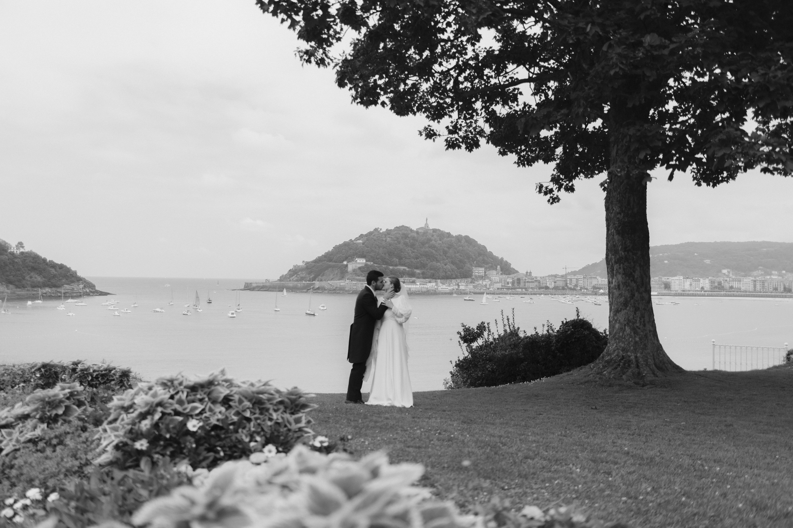 Elegancia y alegría familiar. Boda de Andrés y Lucía en San Sebastián. Holigood foto y video reportaje de bodas en San Sebastián y Europa
