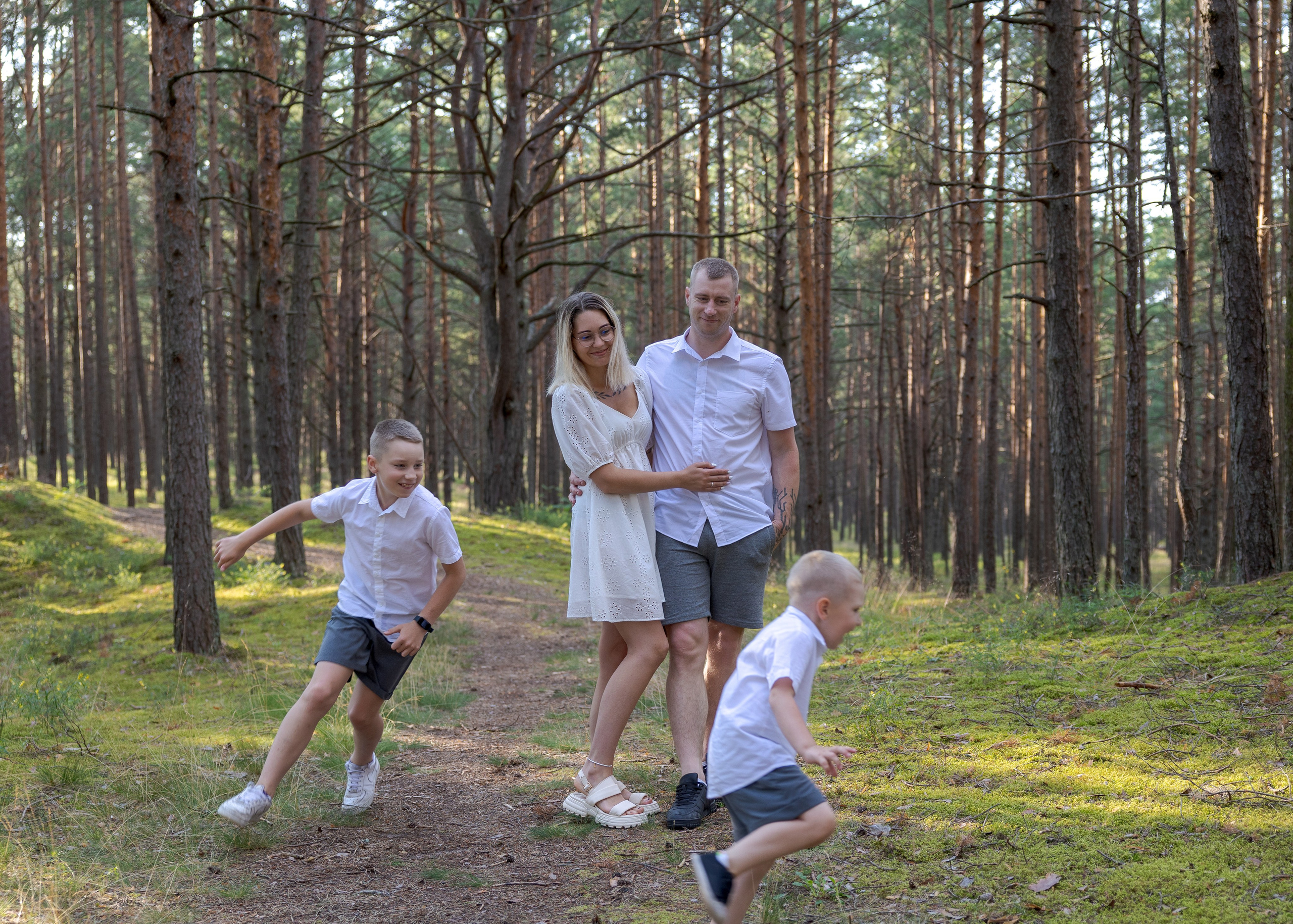 Fotosesija ar Lindu un viņas ģimeni. Sajūtu un mirkļu fotogrāfs no Rīgas, Mārtiņš Babris