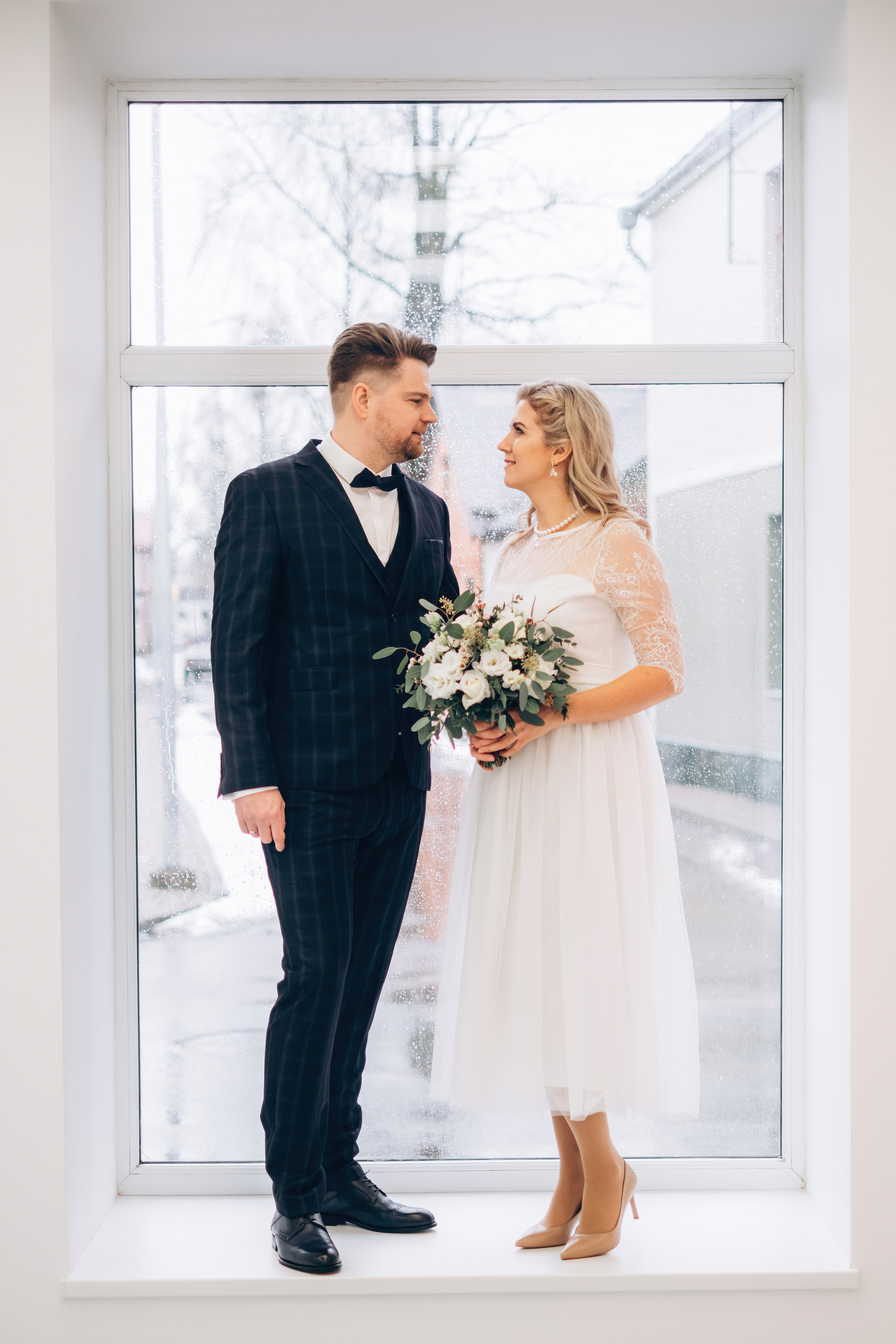 Kāzu fotosesija ziemā | Elīna un Mārtiņš. Kāzu × Ģimenes notikumu fotografs Edgars Kalniņš