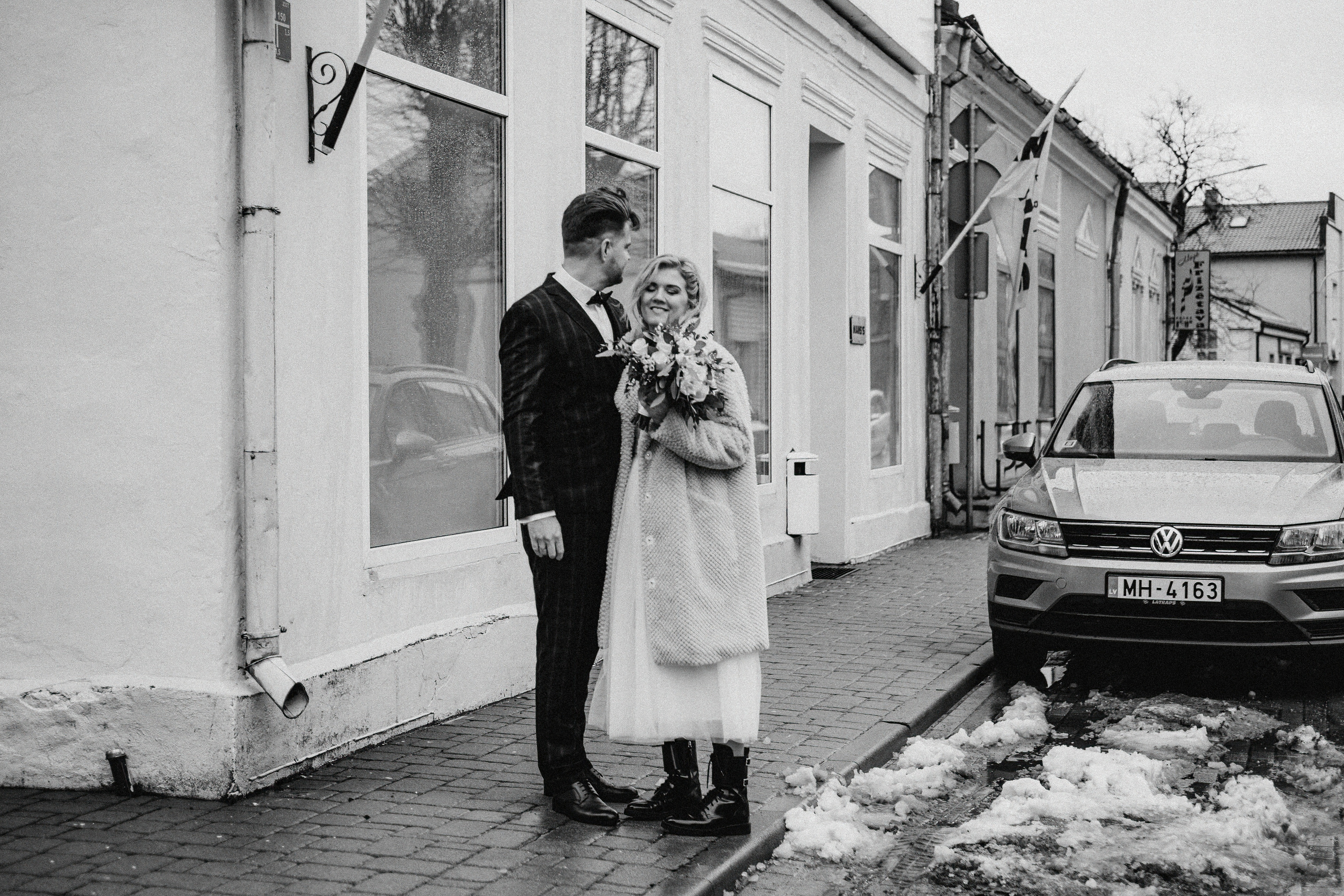 Kāzu fotosesija ziemā | Elīna un Mārtiņš. Kāzu × Ģimenes notikumu fotografs Edgars Kalniņš