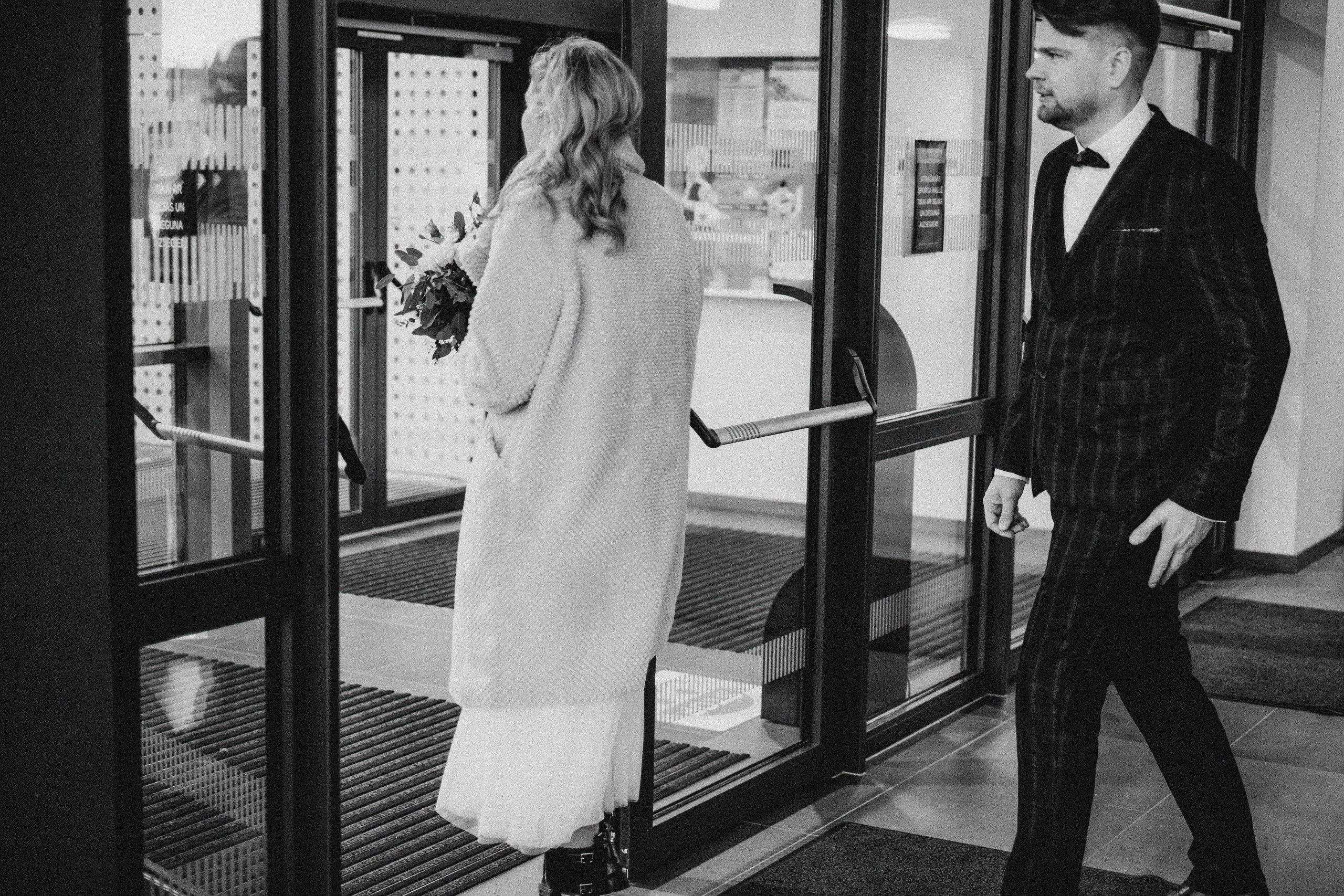 Kāzu fotosesija ziemā | Elīna un Mārtiņš. Kāzu × Ģimenes notikumu fotografs Edgars Kalniņš