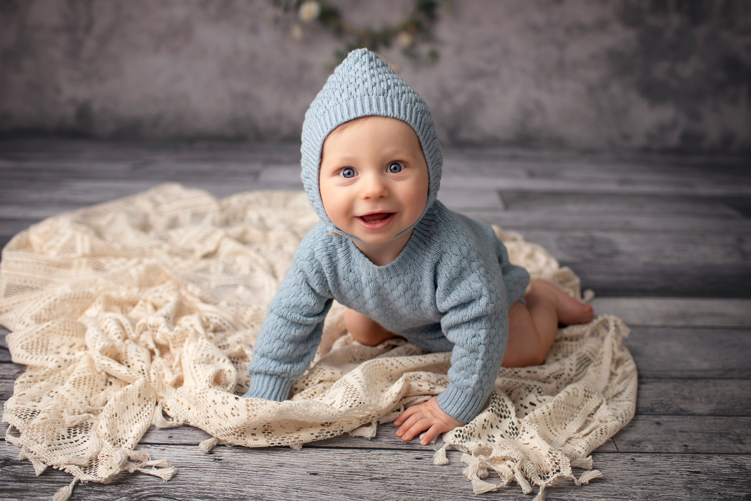 Låt vår fotostudio dokumentera er familjs speciella stunder med en fotosession som fokuserar på glädje och samhörighet.