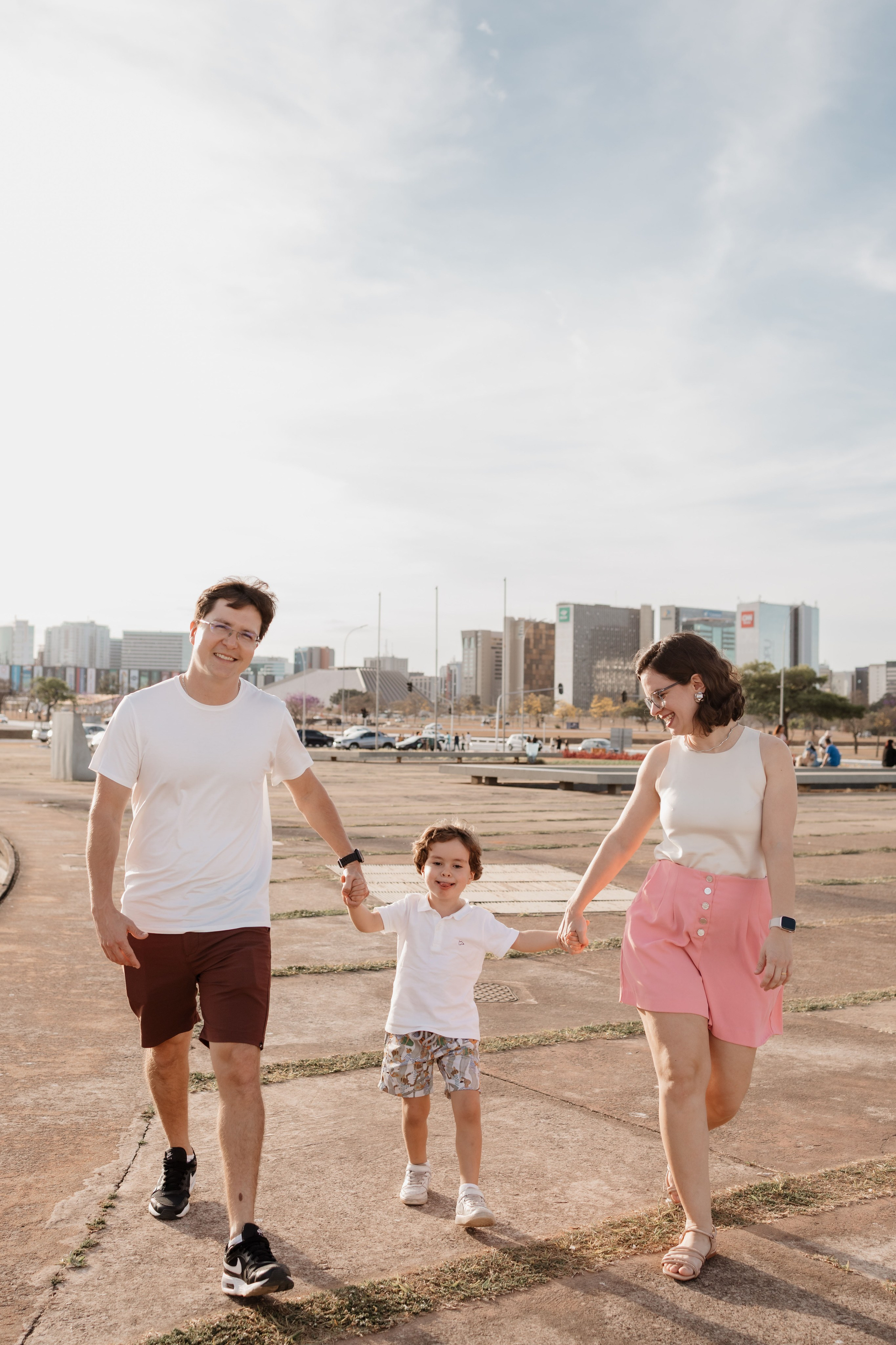 Ensaio Família na Catedral de Brasília | Fotografia Afetiva em Brasília. Ize Fotografia — Ensaios e Festas de Família em Recife e Brasília
