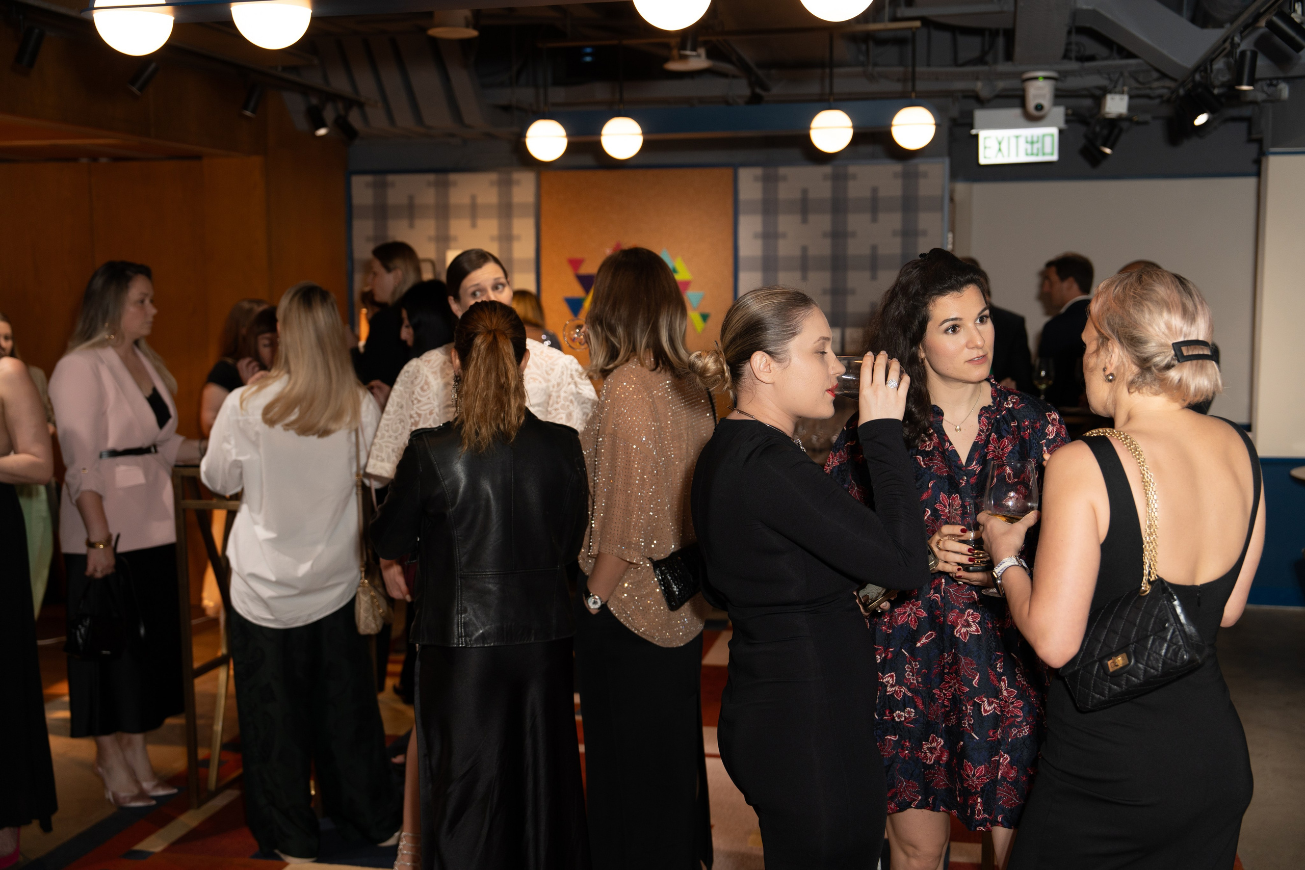 KRISP. PRODUCTION MOVIE PREMIER. ФОТОГРАФ В ГОНКОНГЕ (СВАДЬБЫ, FASHION, СЕМЕЙНЫЕ, МЕРОПРИЯТИЯ, ФОТОПРОГУЛКИ)