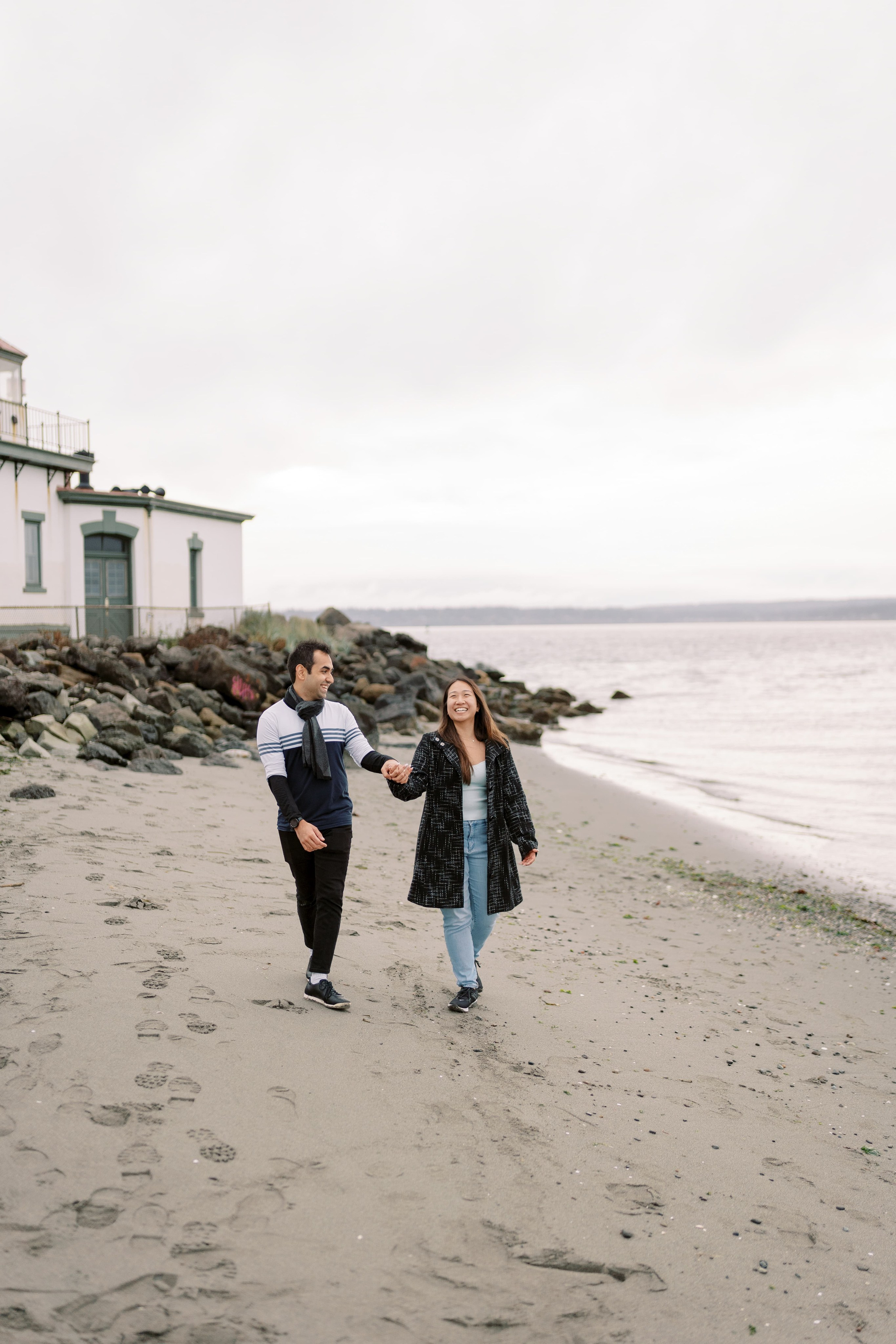 Proposal. December 2024. Alki Point Lighthouse, Washington state. EVAN ARISTOV WEDDING PHOTOGRAPHY — Seattle Wedding Photographer