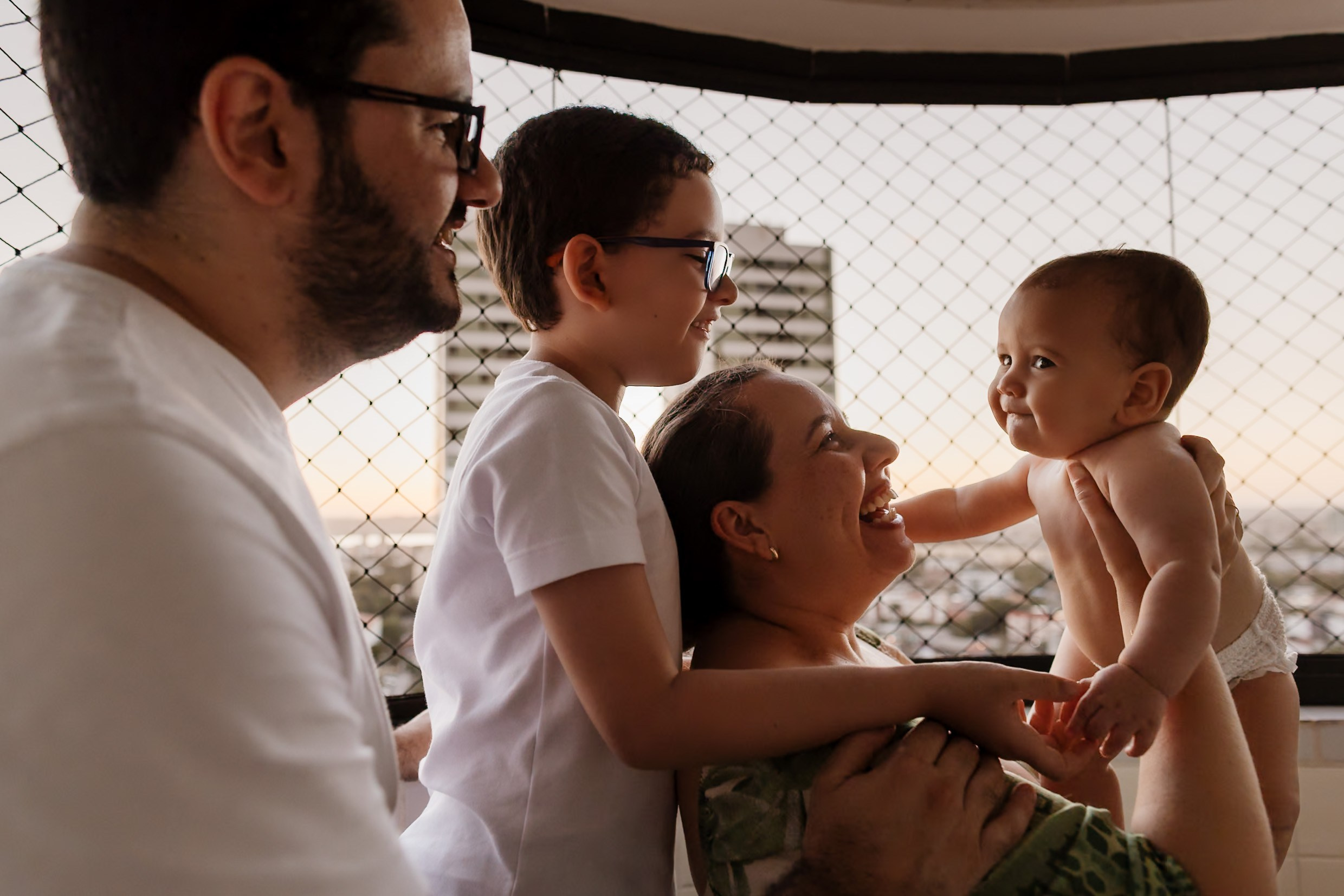 Ensaio família em casa com brincadeira, banho e rotina.