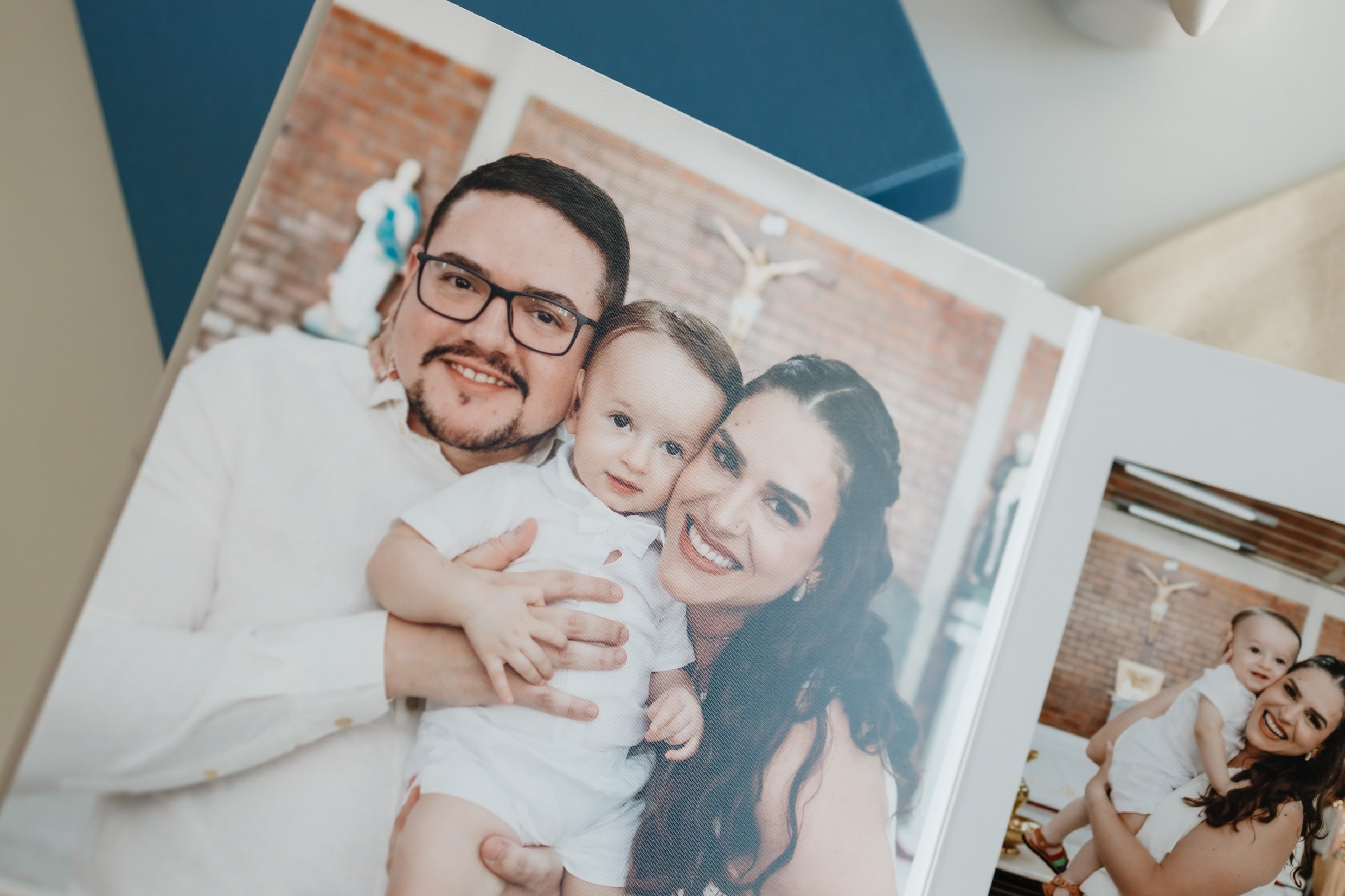 Detalhe do interior de um álbum diagramado com fotos de família