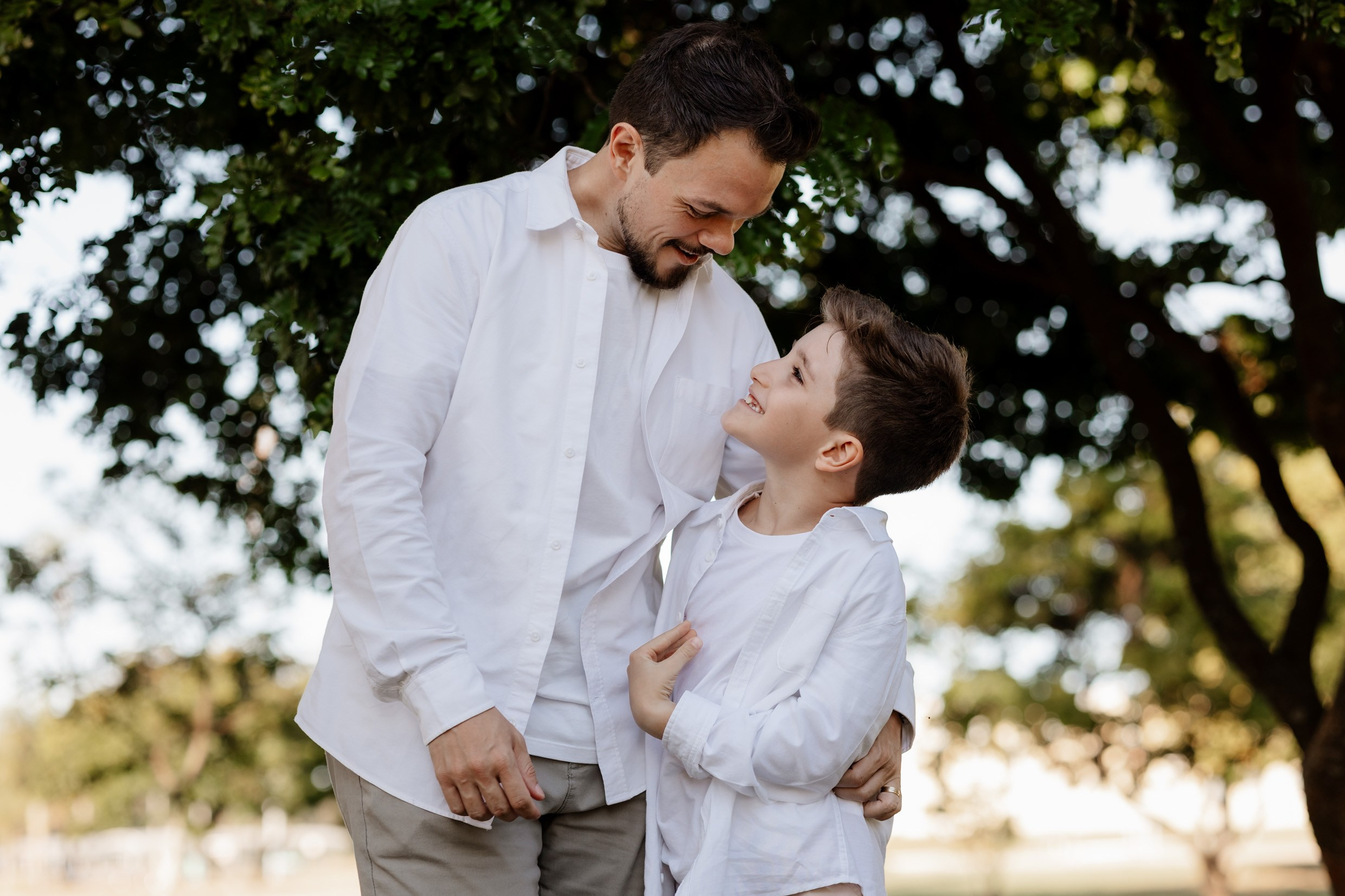 Pai e filho brincam juntos durante o ensaio.