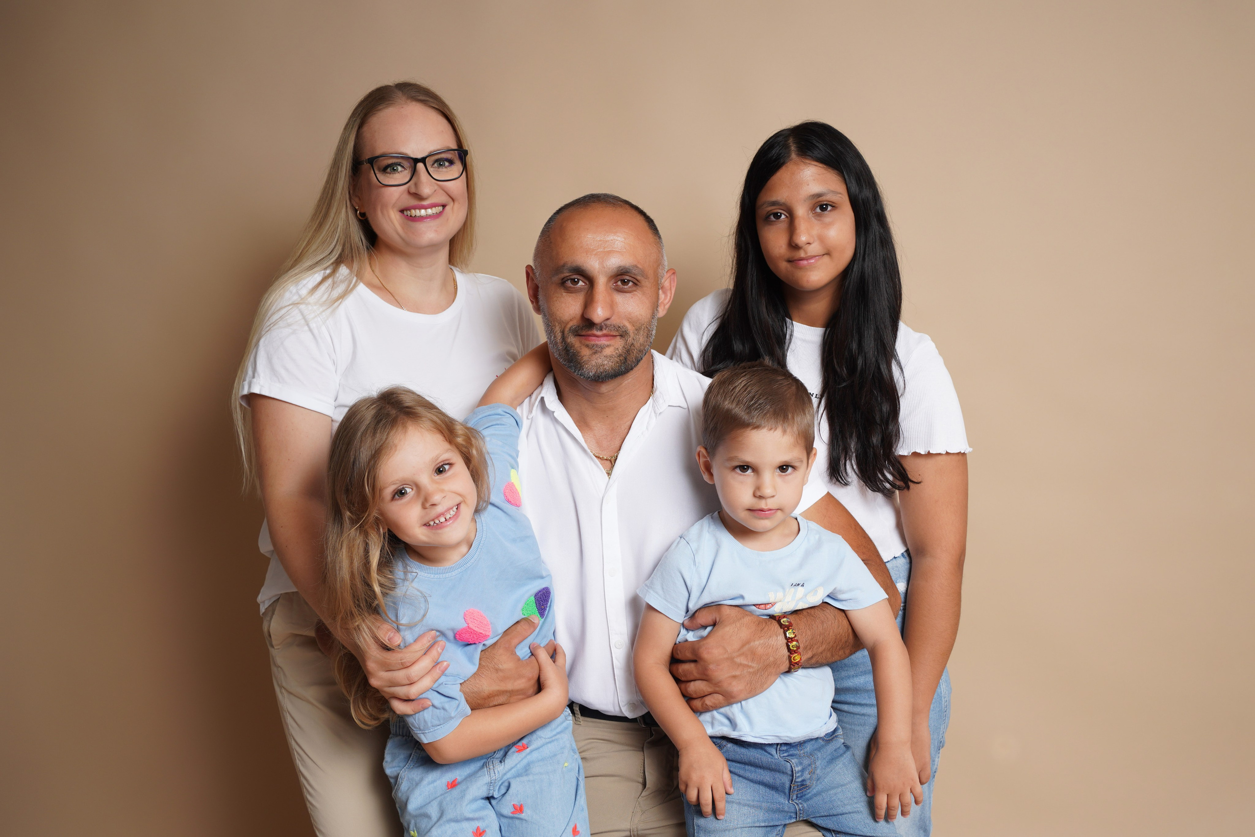 Familienfotoshooting im professionellen Studio. Neugeborenenfotografin und Retoucher in Augsburg Nastassia Schneider