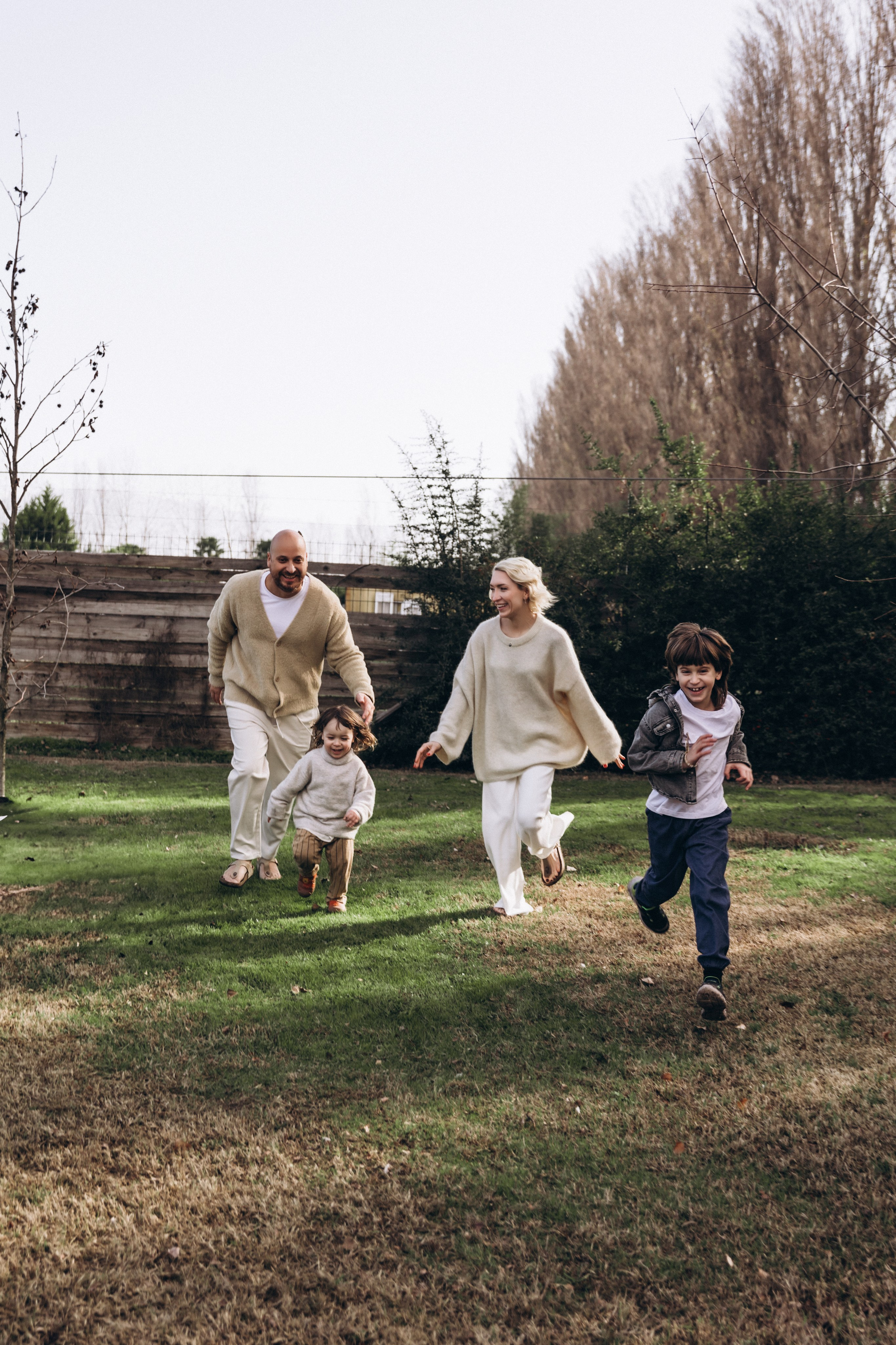 Sesión de fotos familiar en casa — Momentos reales y acogedores. Photographer in Santiago, Chile Anna Almazova