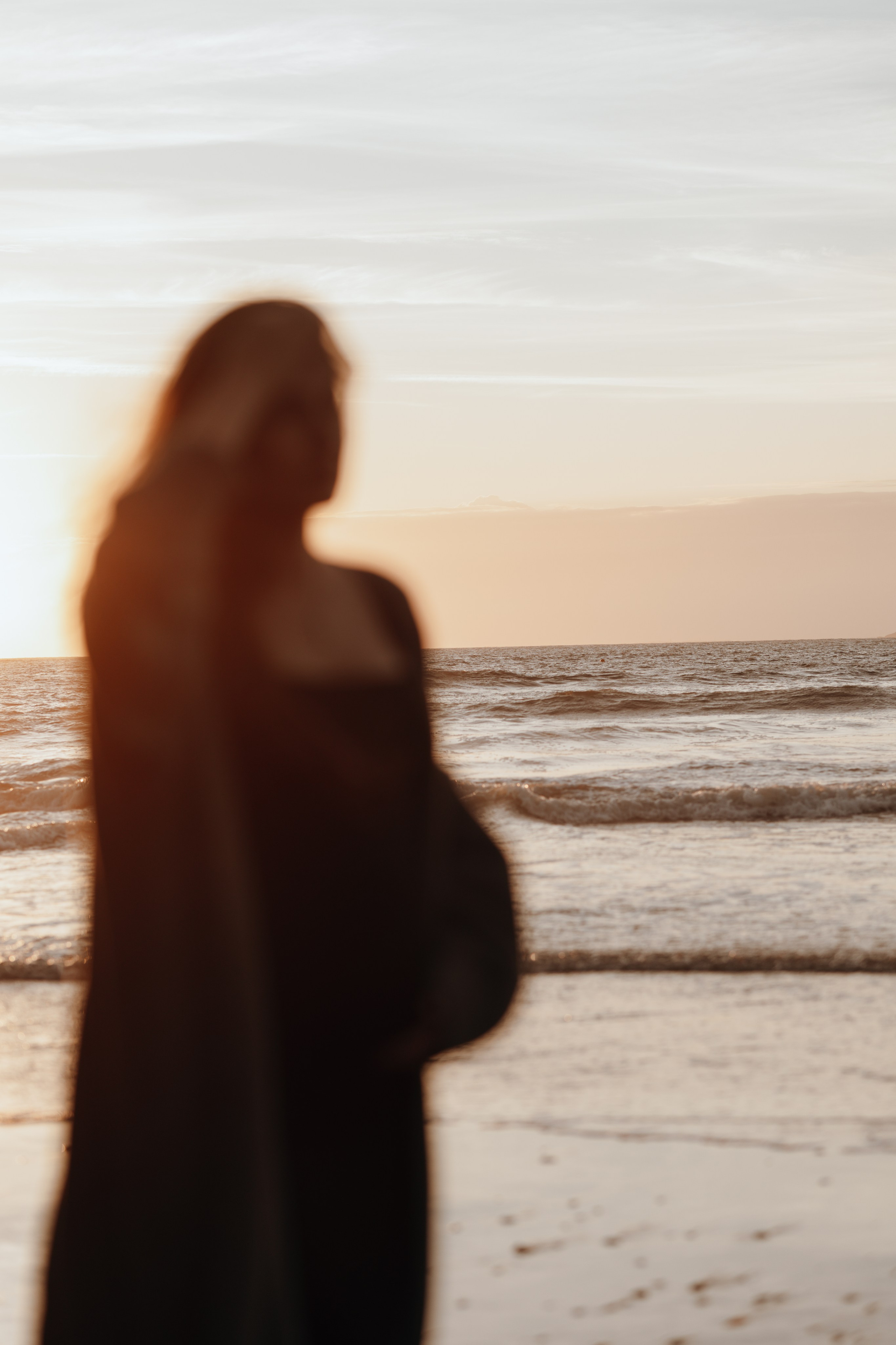 Sunset maternity photoshoot. Annah Louwagie — Lifestyle photographer for couples, families & brands | France & worldwide