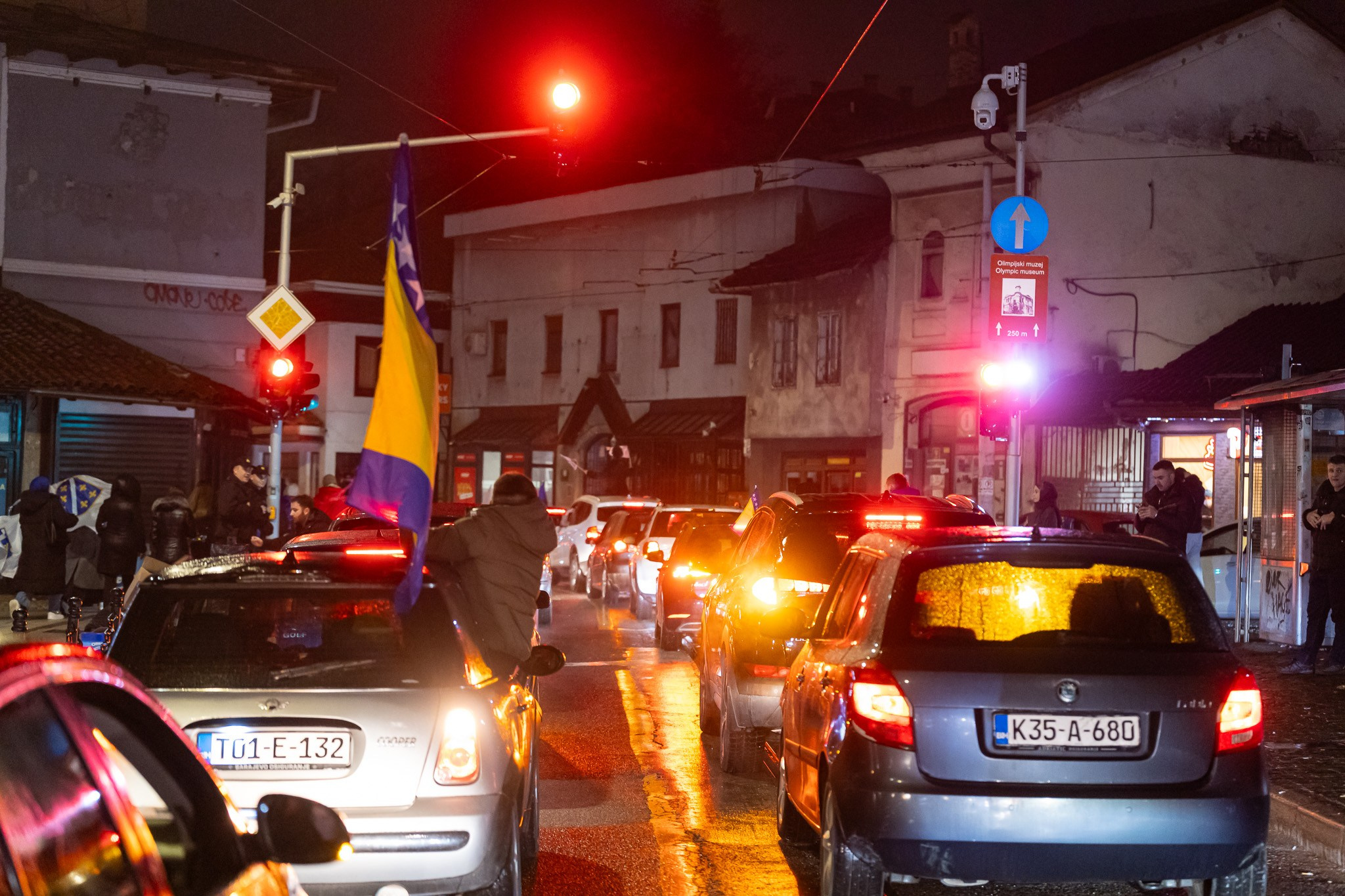 Velika zastava Bosne i Hercegovine i masa ljudi tokom slavlja u Sarajevu