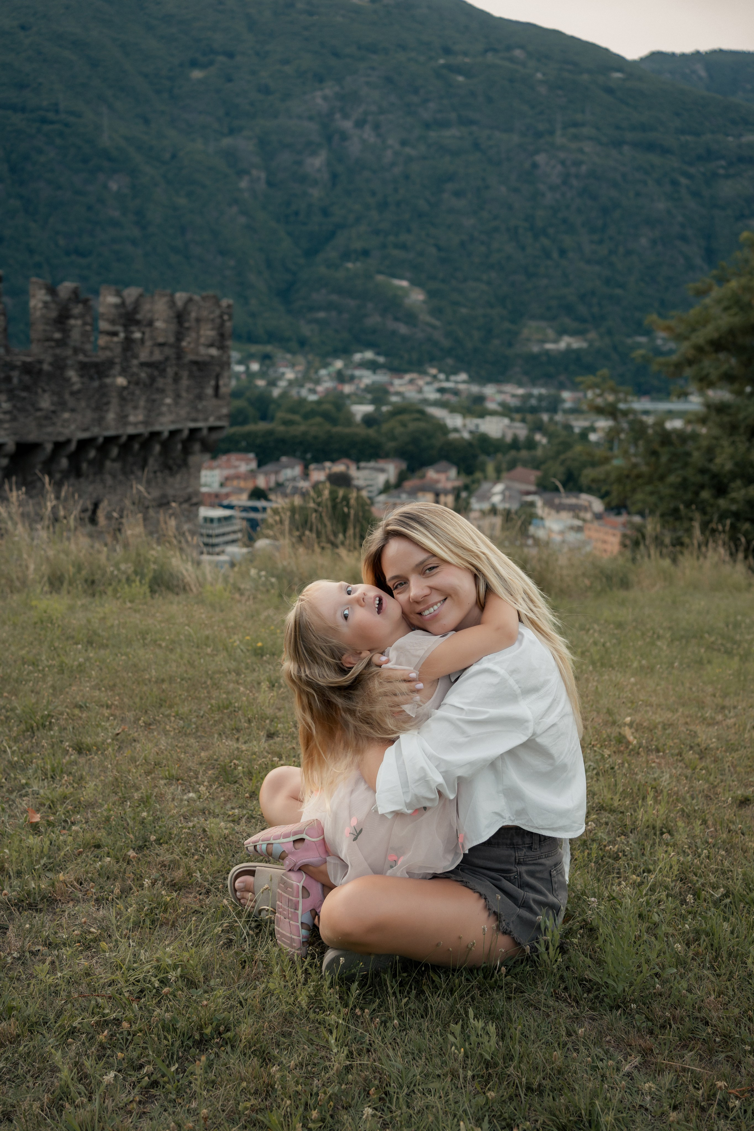 Sesión familiar con vistas a Bellinzona. Fotografía profesional en Calafell - Elena Medvedeva