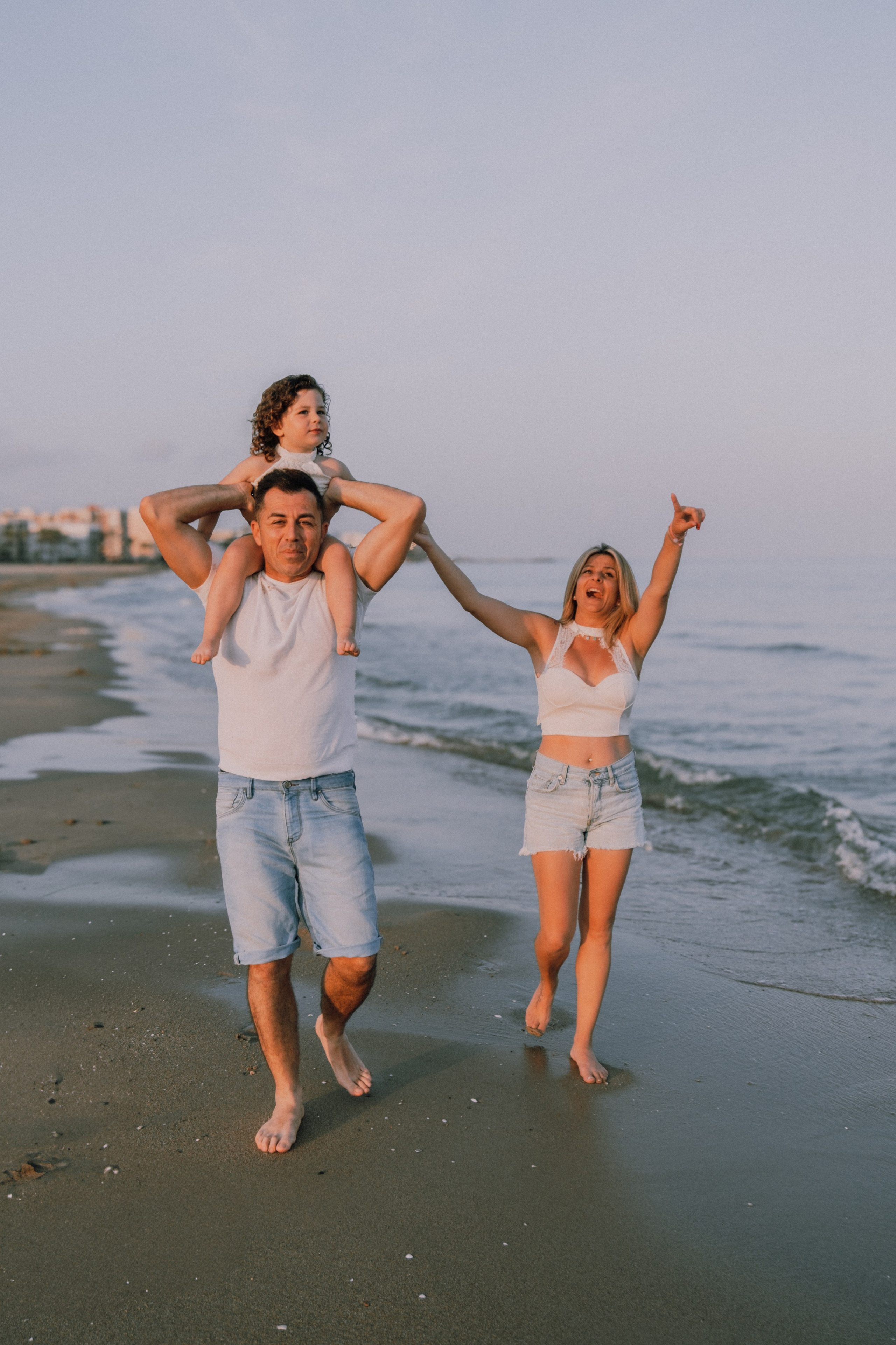 Sesión familiar en la playa. Fotografía profesional en Calafell - Elena Medvedeva