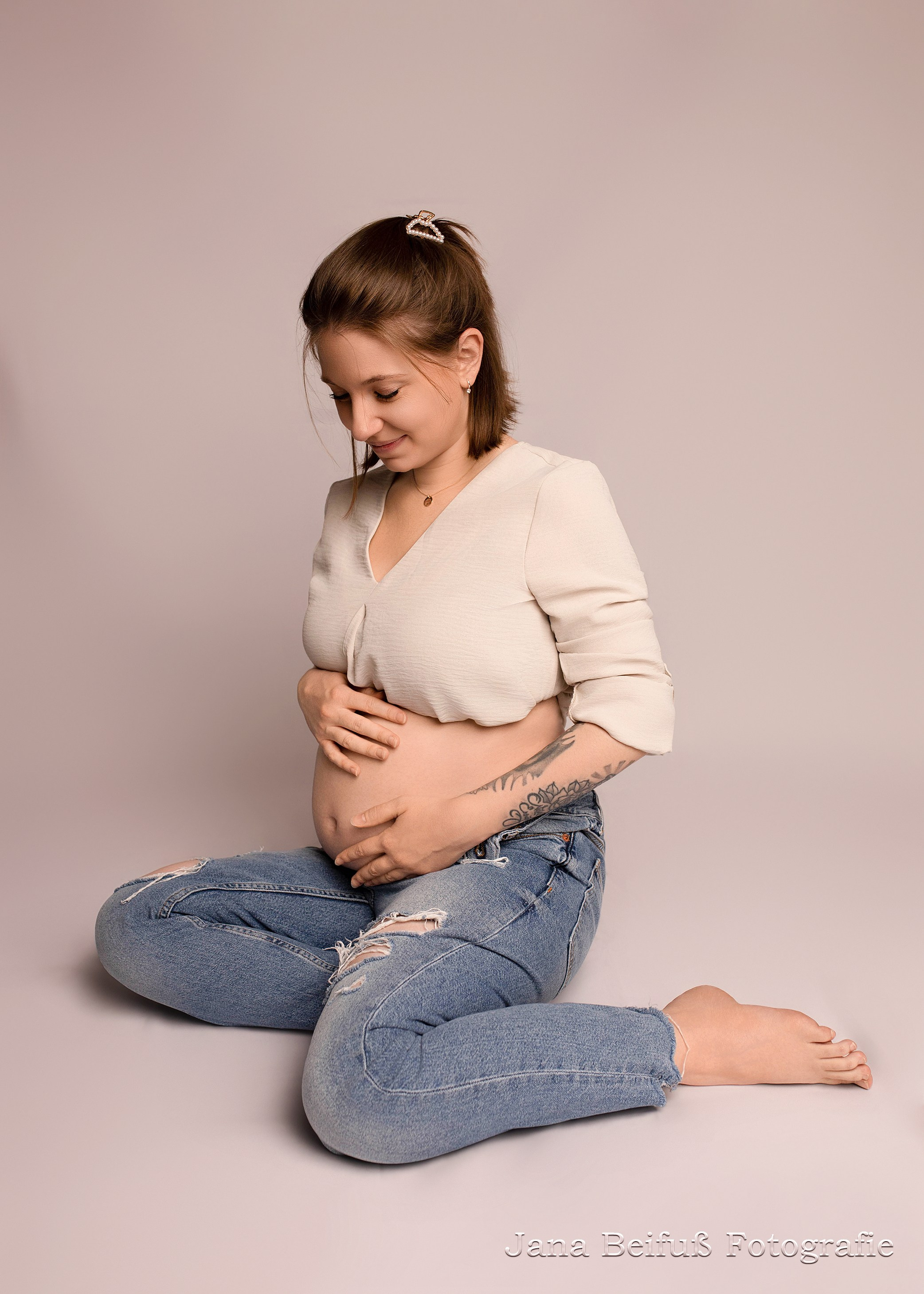 glückliche werdende Mama in rosafarbenem Kleid beim Schwangerschaftsshooting bei Jana Beifuß Fotografie in Weißenhorn bei Neu-Ulm