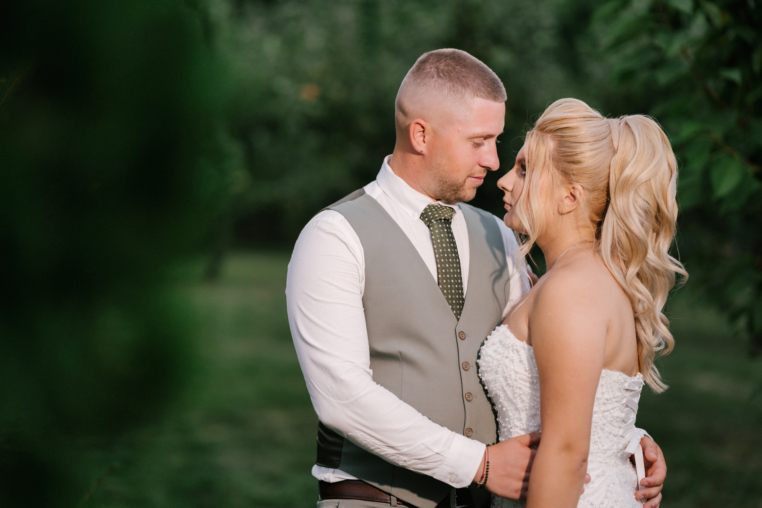 - mireasă Lavinia pregătire casa părintească Hârlău- mire Mihai pregătire Flămânzi cavalerii de onoare- fotograf nuntă Casa Jorovlea- ședință foto miri Mihai și Lavinia- nuntă elegantă Casa Jorovlea- fotografie de nuntă naturală România- domnișoare de onoare pregătire mireasă- emoții nuntă biserică- dansul mirilor Casa Jorovlea* fotograf profesionist nuntă Botoșani Iași* fotografie documentară de nuntă- familie și prieteni la nuntă- nași Mihai și Nicoleta nuntă- portret mireasă în lumină naturală- petrecere nuntă Casa Jorovlea- Nuntă Mihai și Lavinia – momente emoționante din ziua nunții, pregătirile mirilor în Hârlău și Flămânzi, ceremonia religioasă și ședința foto realizată de  AlinoFotoStudio -  Mireasa Lavinia în timpul pregătirilor la Hârlău-  Mihai pregătit de cavalerii de onoare în Flămânzi - Ceremonia religioasă a mirilor Mihai și Lavinia-Ședință foto romantică de nuntă Mihai și Lavinia - Dansul mirilor la petrecerea de nuntă -  fotograf nuntă Iași-  fotograf nuntă Botoșani- wedding photography Romania- AlinoFotoStudio - AlinoFotoStudio - Alin Chirilă fotograf - fotograf Botoșani - fotograf Iași - fotograf Hârlău - fotograf Bacău - fotograf Suceava - fotograf București - fotograf Neamț - servicii foto video - fotograf evenimente - fotograf nuntă - fotograf botez - wedding photographer Romania - ședință foto nuntă - fotografie de eveniment - wedding photography - fotografie profesională - fotograf profesionist România- povestitor prin fotografie, servicii foto - video -profesionale