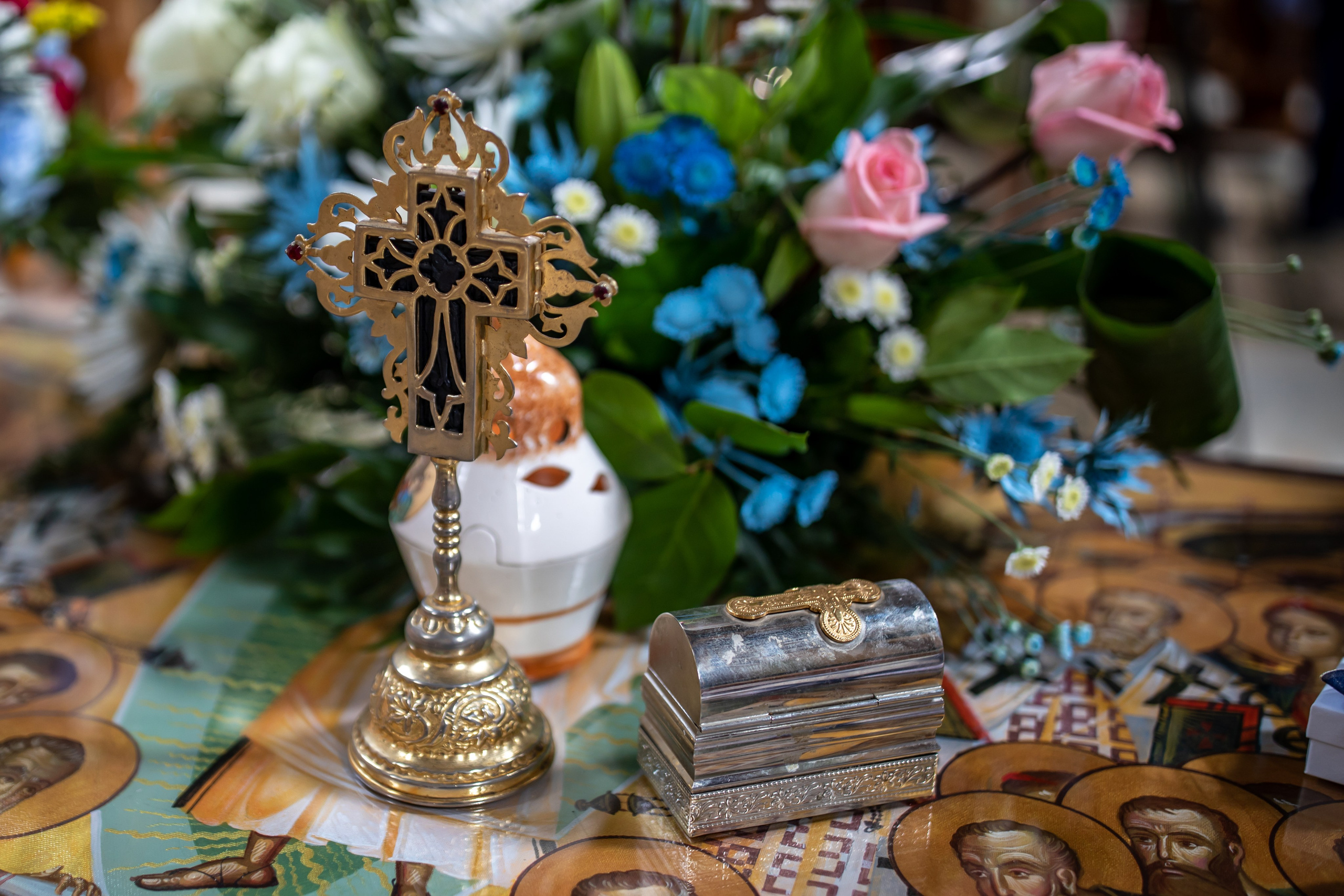 “Bebeluș botezat în biserică, ținut în brațe de nași”	•	“Detaliu cu lumânarea de botez decorată cu flori albe”	•	“Părinți emoționați alături de copilul lor la ceremonia de botez”	•	“Masa festivă de botez cu decor tematic și tort personalizat”	•	“Momentul în care preotul toarnă apă sfințită pe fruntea bebelușului”	“Bebeluș în rochie albă de botez, zâmbind în brațele mamei”	•	“Detaliu cu cruciulița de botez așezată pe o pernă de satin”	•	“Părinți și nași aprinzând lumânările în timpul ceremoniei de botez”	•	“Tort de botez decorat cu figurine tematice și numele copilului”	•	“Copil botezat dormind liniștit în pătuțul decorat festiv”	•	“Momentul în care preotul binecuvântează copilul în fața altarului”	•	“Invitați adunându-se în jurul mesei festive la petrecerea de botez”	•	“Bebeluș ținând în mână o jucărie personalizată primită la botez”	•	“Familie fericită pozând împreună după ceremonia de botez”	•	“Decor tematic cu baloane și flori la locația petrecerii de botez” fotograf Botoșani fotograf evenimente fotograf botez Alin Chirila fotograf alinofotostudio,- Preotul ținându-l pe micuțul Mathias Gabriel la botez, în biserica Înălțarea Domnului, Copălău  - Detalii de la botezul lui Mathias – lumânare, trusou și icoană  - Familia lui Mathias Gabriel alături de micuț, în ziua botezului  - Portret emoționant cu mama și bebelușul în brațe, în biserică,fotograf profesionist evenimente Botoșani, Iași, Suceava, Fălticeni, Bacău, Pașcani, Roman - AlinoFotoStudio by Alin Chirilă - servicii foto nuntă, botez, cununie, ședințe foto creative, albume personalizate, fotografii emoționante și calitative pentru cele mai importante momente din viață,fotograf nuntă Botoșani Alin Chirilă,  ședință foto botez Iași - AlinoFotoStudio,  servicii fotograf profesionist evenimente Suceava,  fotograf cununie civilă Fălticeni - Alin Chirilă,  album foto nuntă personalizat Bacău.“Bebeluș botezat în biserică, ținut în brațe de nași”	•	“Detaliu cu lumânarea de botez decorată cu flori albe”	•	“Părinți emoționați alături de copilul lor la ceremonia de botez”	•	“Masa festivă de botez cu decor tematic și tort personalizat”	•	“Momentul în care preotul toarnă apă sfințită pe fruntea bebelușului”	“Bebeluș în rochie albă de botez, zâmbind în brațele mamei”	•	“Detaliu cu cruciulița de botez așezată pe o pernă de satin”	•	“Părinți și nași aprinzând lumânările în timpul ceremoniei de botez”	•	“Tort de botez decorat cu figurine tematice și numele copilului”	•	“Copil botezat dormind liniștit în pătuțul decorat festiv”	•	“Momentul în care preotul binecuvântează copilul în fața altarului”	•	“Invitați adunându-se în jurul mesei festive la petrecerea de botez”	•	“Bebeluș ținând în mână o jucărie personalizată primită la botez”	•	“Familie fericită pozând împreună după ceremonia de botez”	•	“Decor tematic cu baloane și flori la locația petrecerii de botez” fotograf Botoșani fotograf evenimente fotograf botez Alin Chirila fotograf alinofotostudio.fotograf botez Amelis Maria, fotografie botez Botoșani, fotograf Alin Chirilă, amintiri botez, fotografii botez, botez Amelis Maria, fotograf copii, fotografie botez în Botoșani,