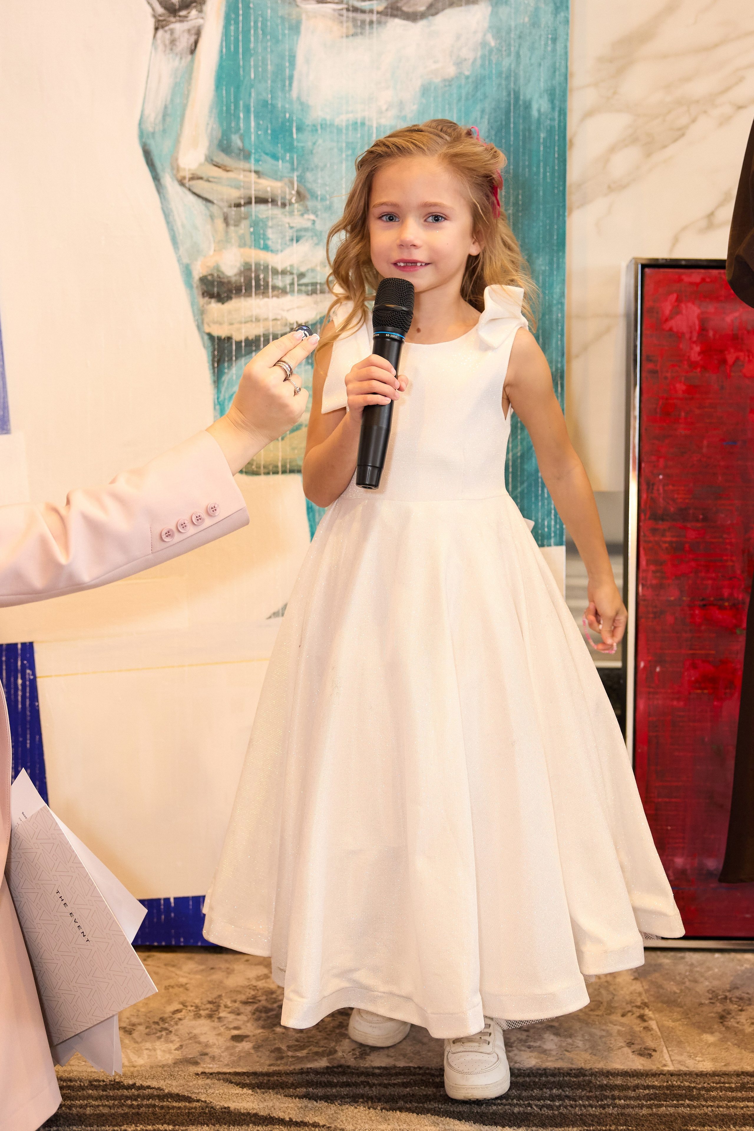 Авторская благотворительная художественная выставка Дианы Бортник. Фотограф Юлия Маковеева