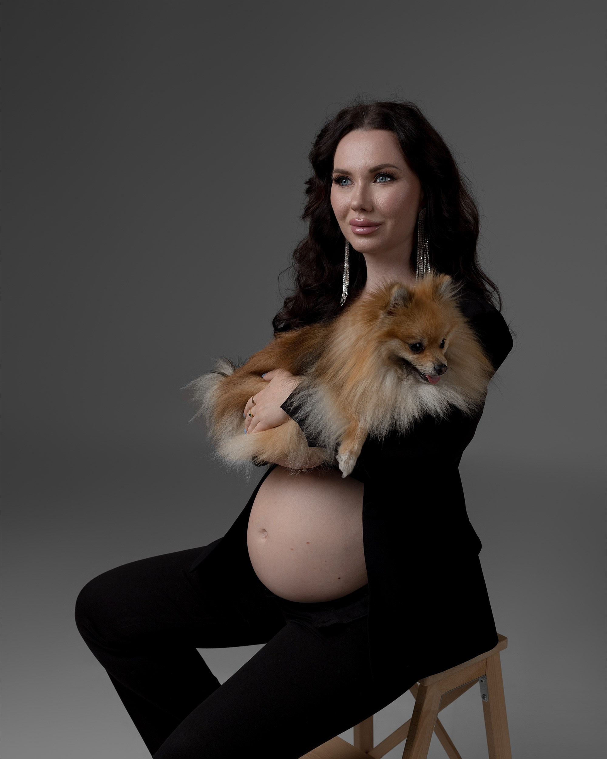 Embarazo y&nbsp;Maternidad sesiones de fotografía  con mascotas , sesiones de Embarazo en estudio 