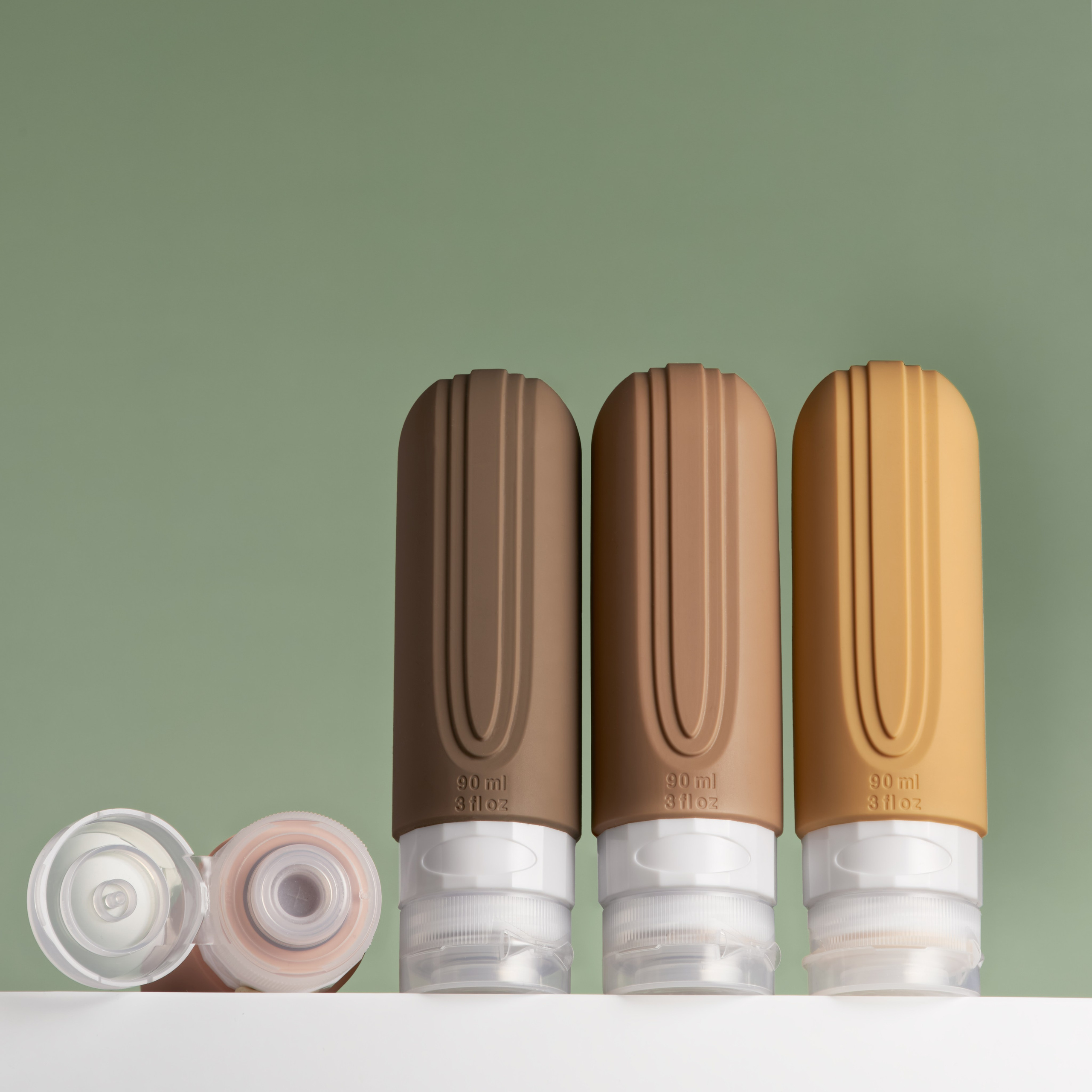 Hero-Ansicht von bunten Silikon-Reiseflaschen – professionelles Hauptfoto für Amazon, Online-Shops und Werbebanner.