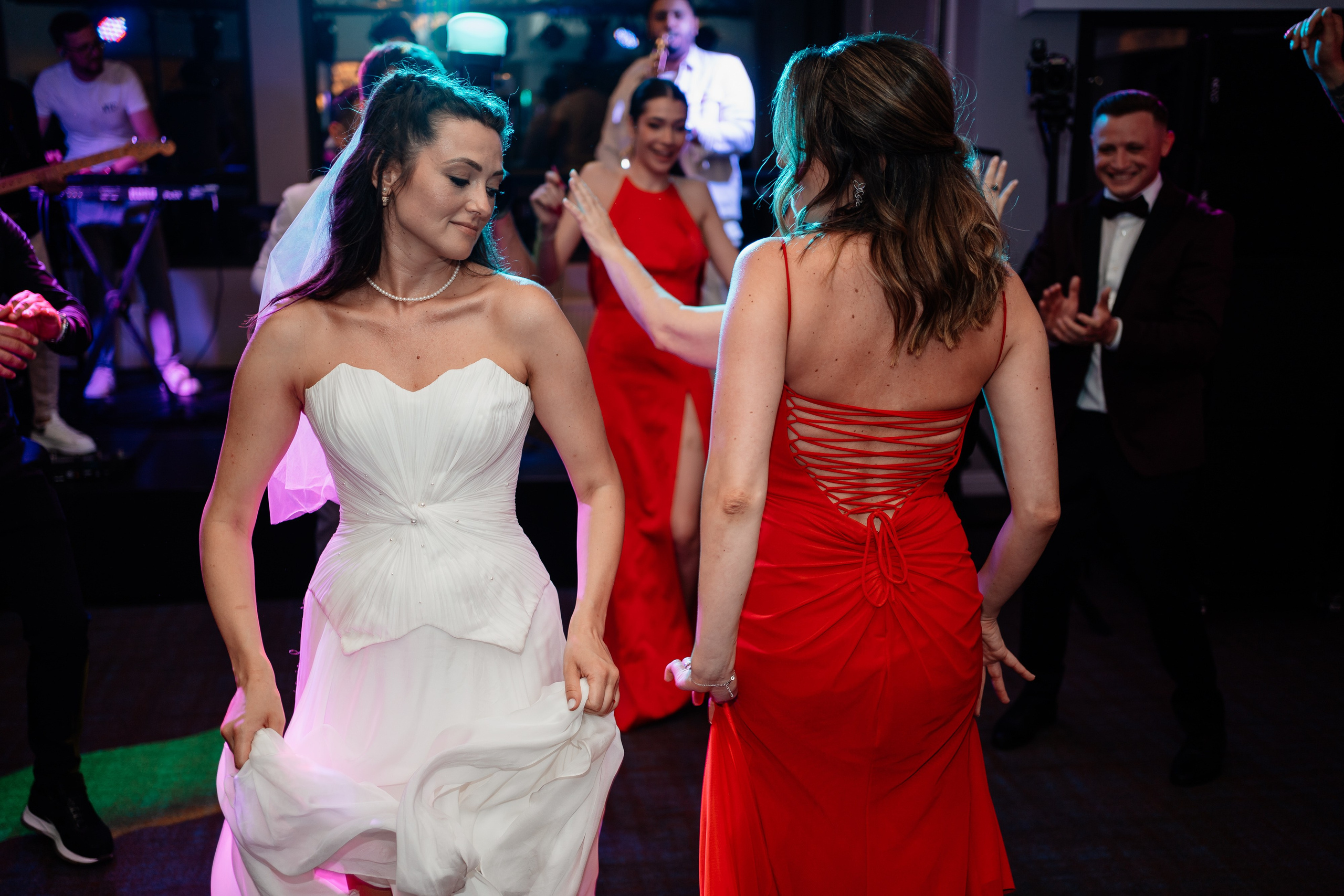 Moment emoționant între miri în ziua nunții, surprins într-un cadru natural și romantic, la Bokka Buftea. Fotografie de nuntă profesională, editată artistic pentru a evidenția emoția și eleganța evenimentului.