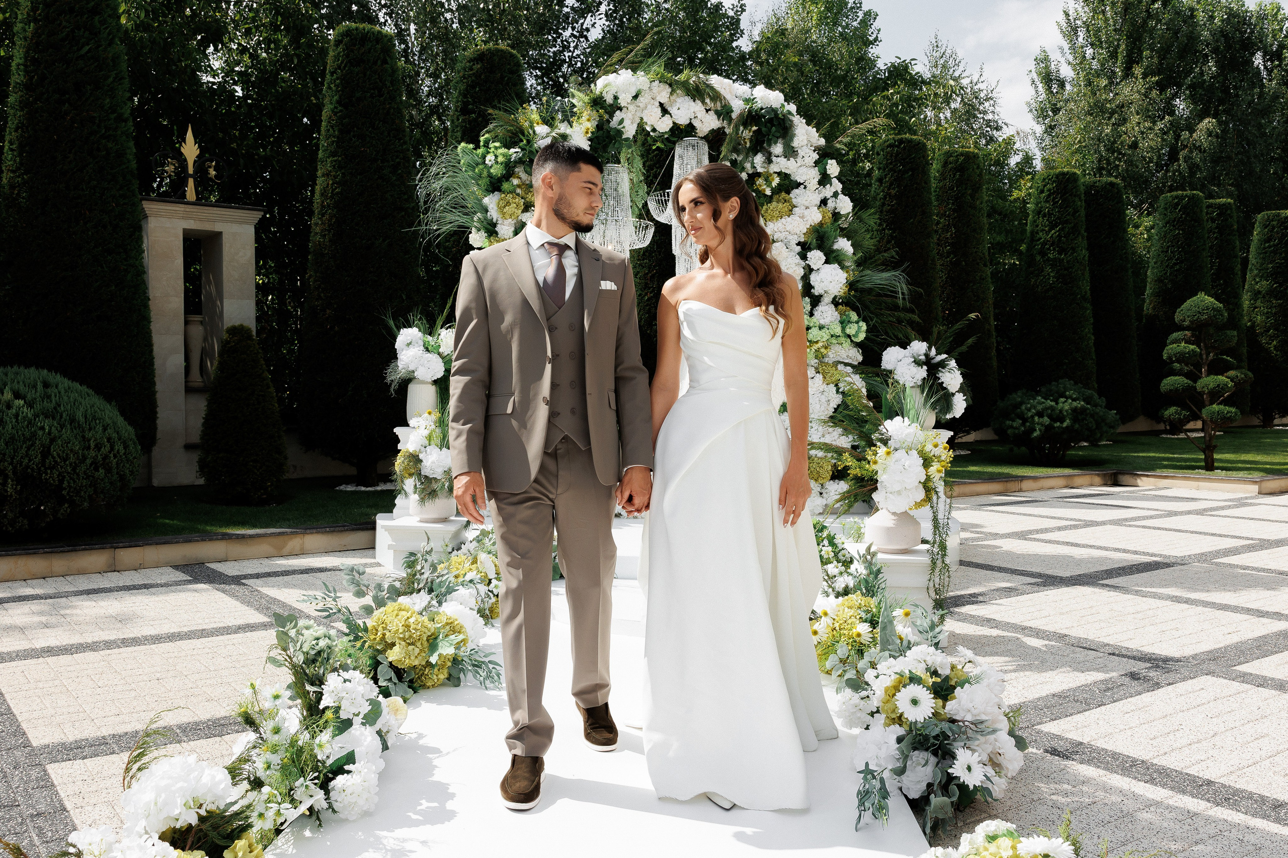 Eugen & Livia — Grand Elysee — Wedding Day. Servicii Foto și Video 067188353