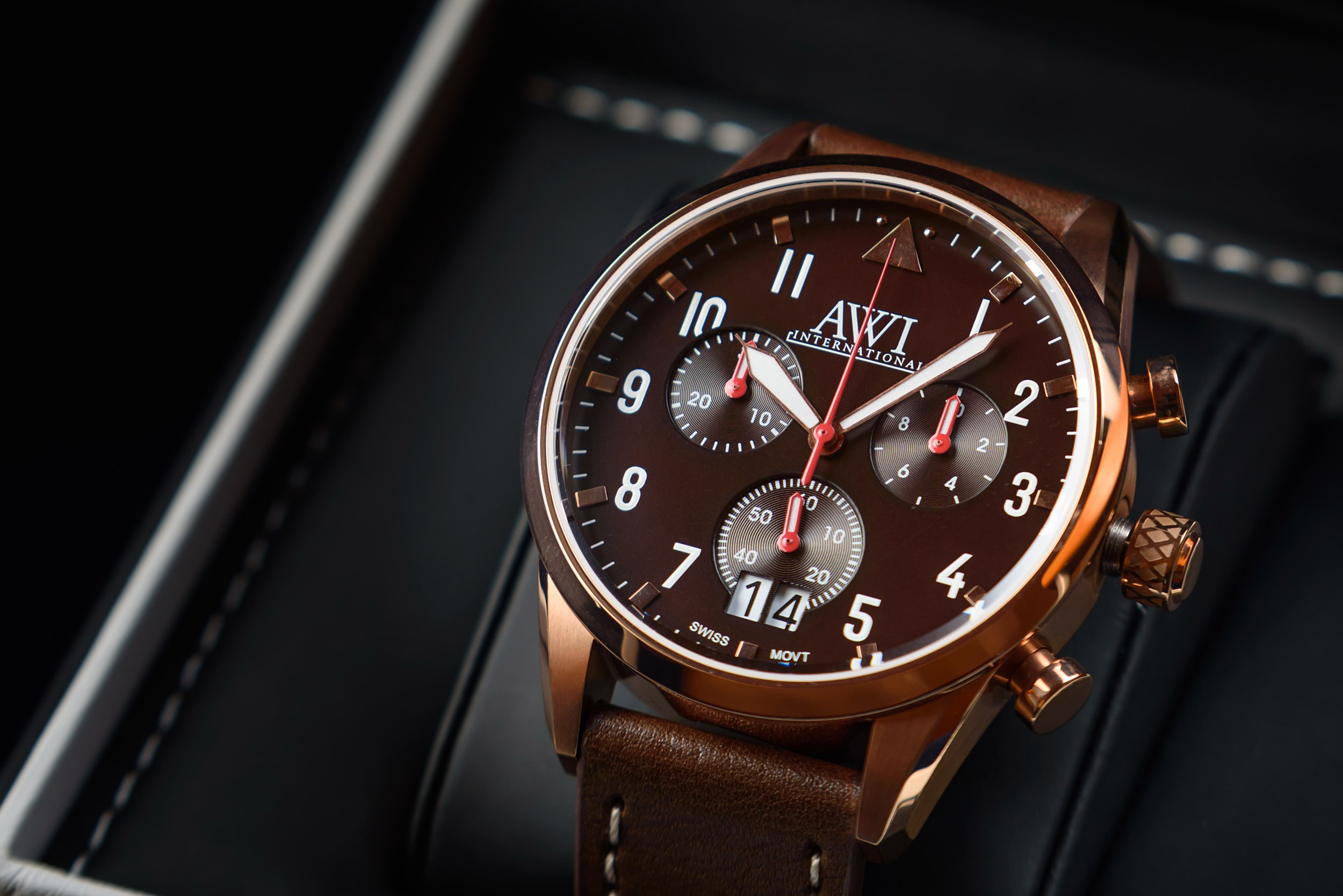Наручные часы AWI INTERNATIONAL на темном фоне