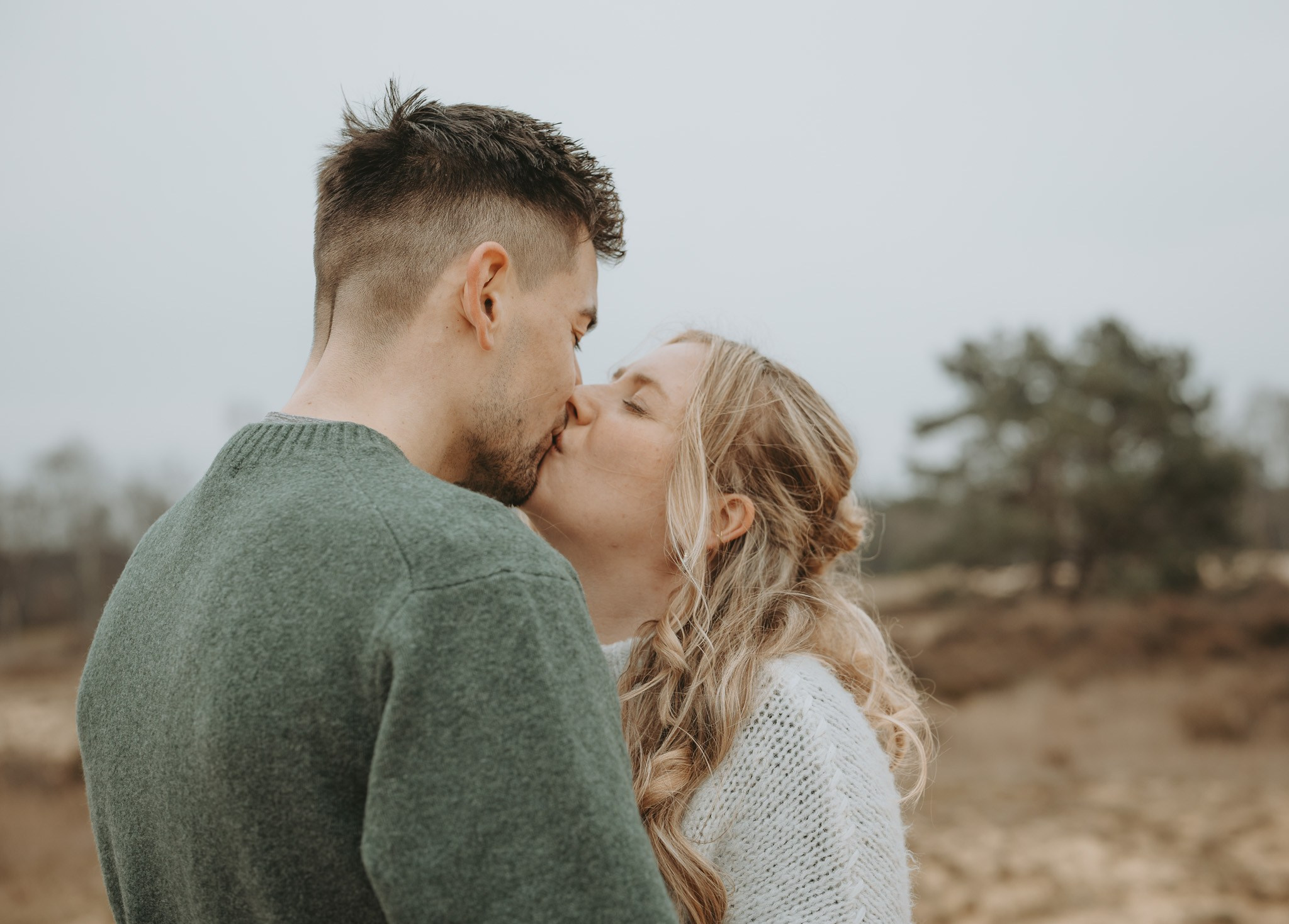 Amy en Berre genieten van koppelshoot moment - Kapture Fotografie