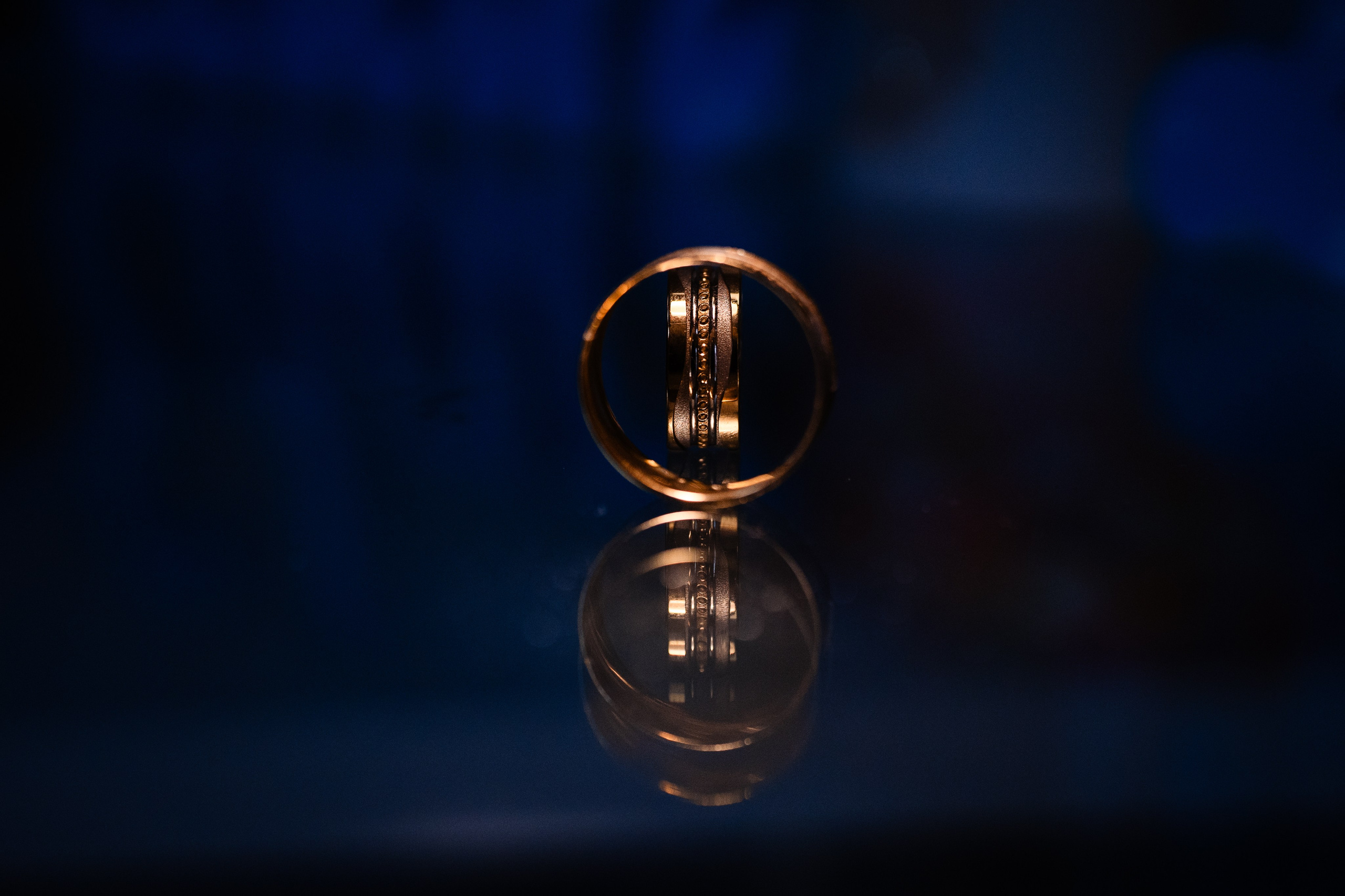 Detalii cu verighetele, parfumul și invitațiile pe o masă elegantă