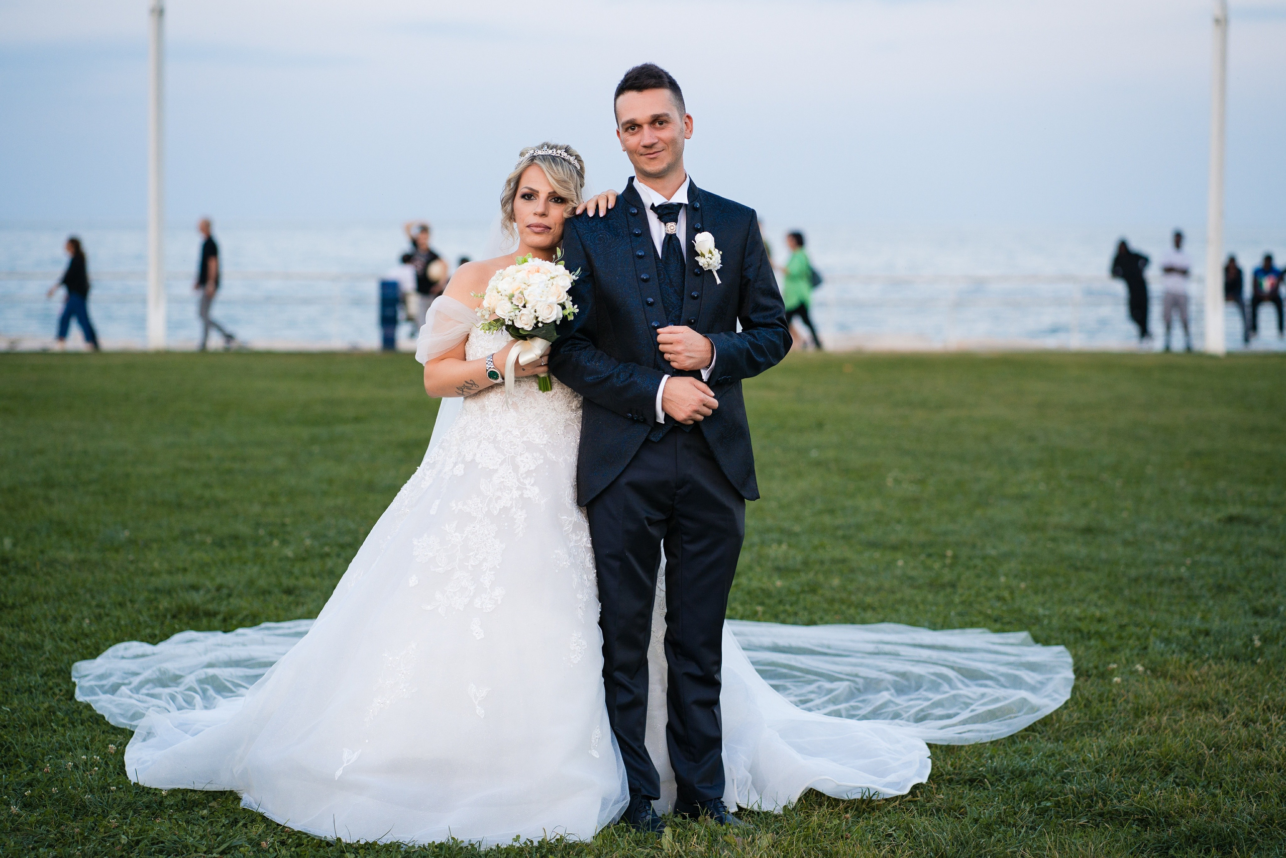 Mireasa râzând în brațele mirelui, într-un peisaj de poveste