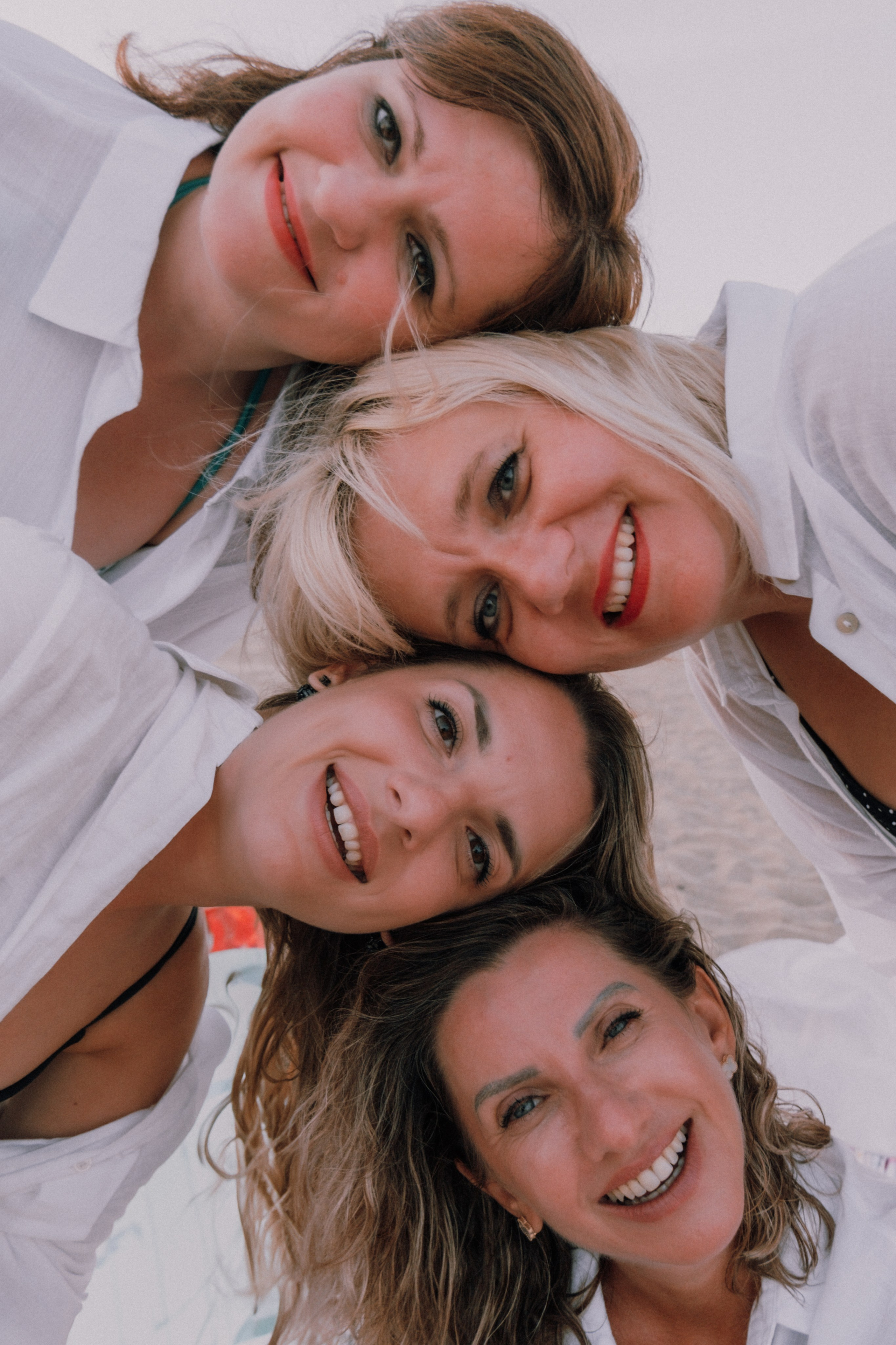Sesión de amigas en la playa. Fotografía profesional en Calafell - Elena Medvedeva