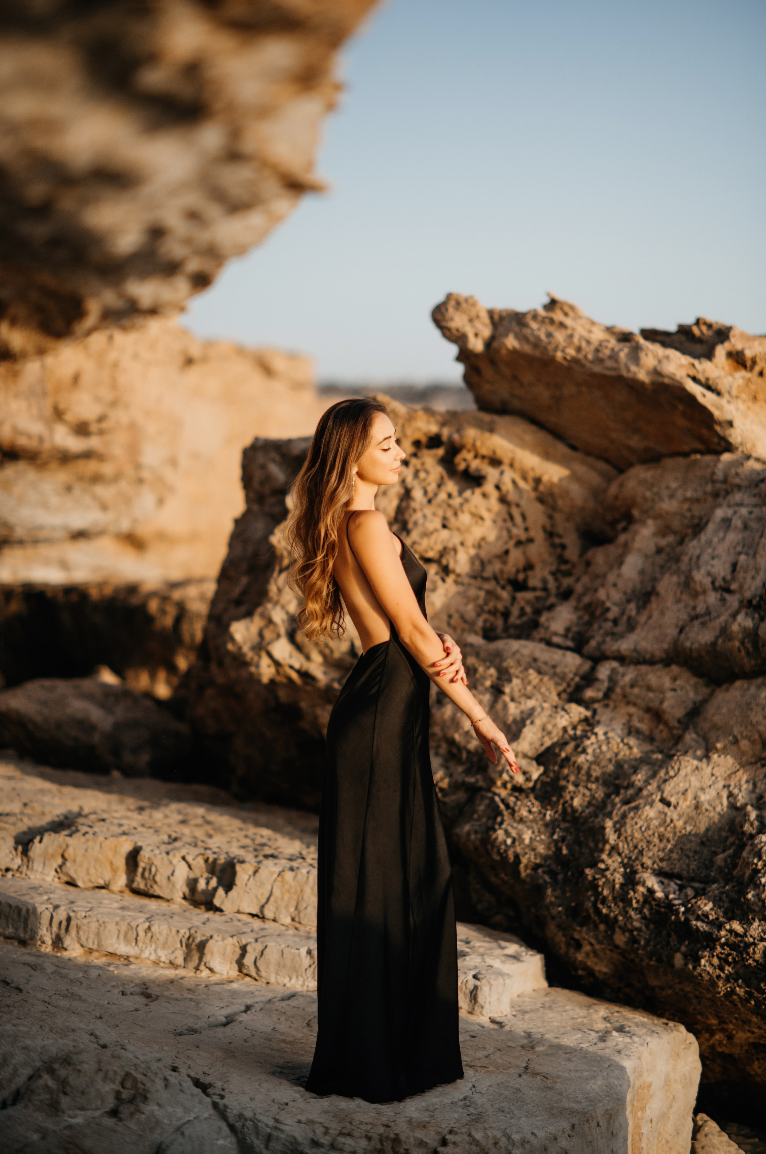 На скалах. Фотограф на Кипре